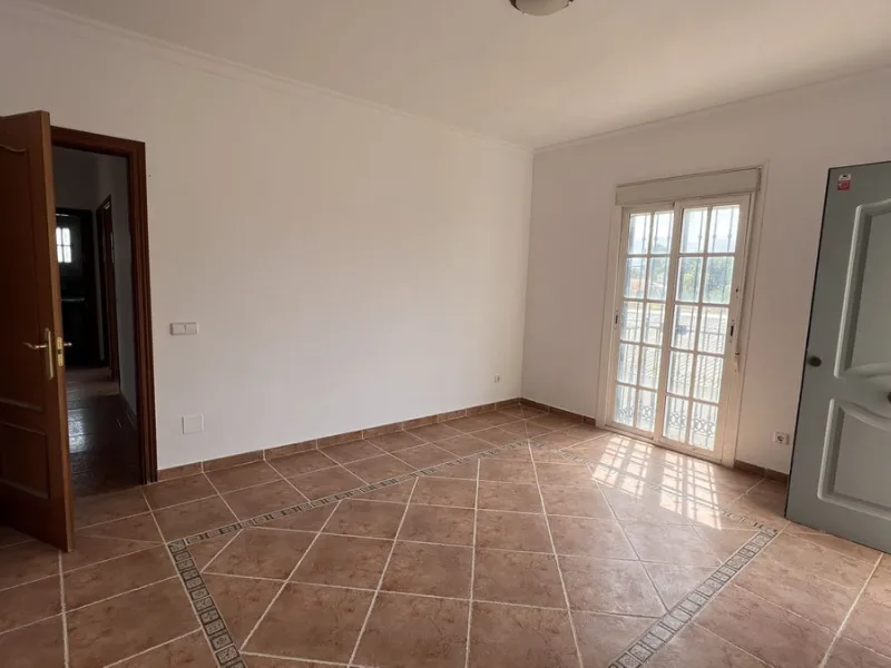 House - Finca - Cortijo в продаже в Alhaurín de la Torre, Málaga. В доме 8 спален и 2 ванных комнат. Площадь дома 489 м². Площадь участка 28447 м²