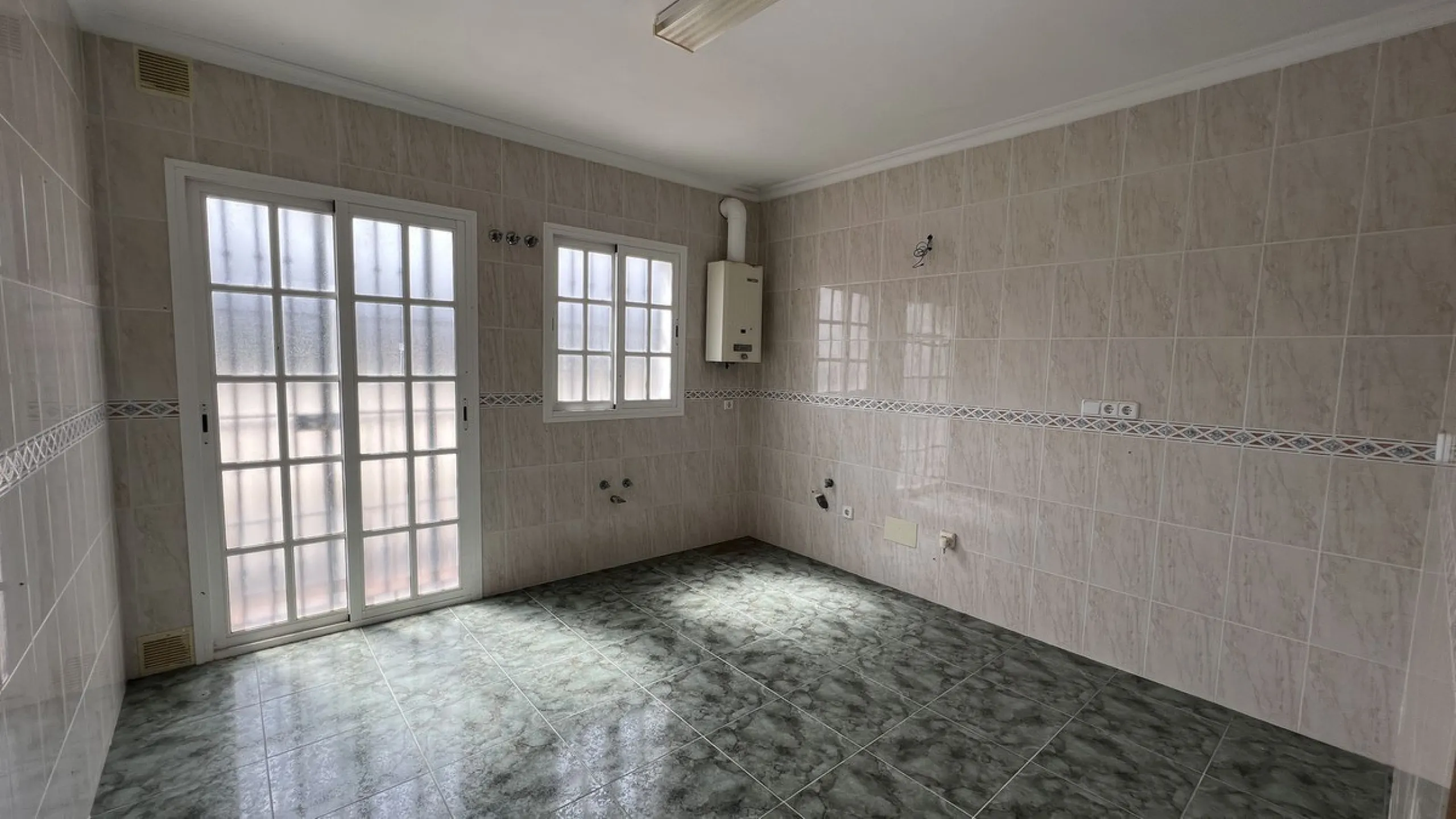 House - Finca - Cortijo в продаже в Alhaurín de la Torre, Málaga. В доме 8 спален и 2 ванных комнат. Площадь дома 489 м². Площадь участка 28447 м²