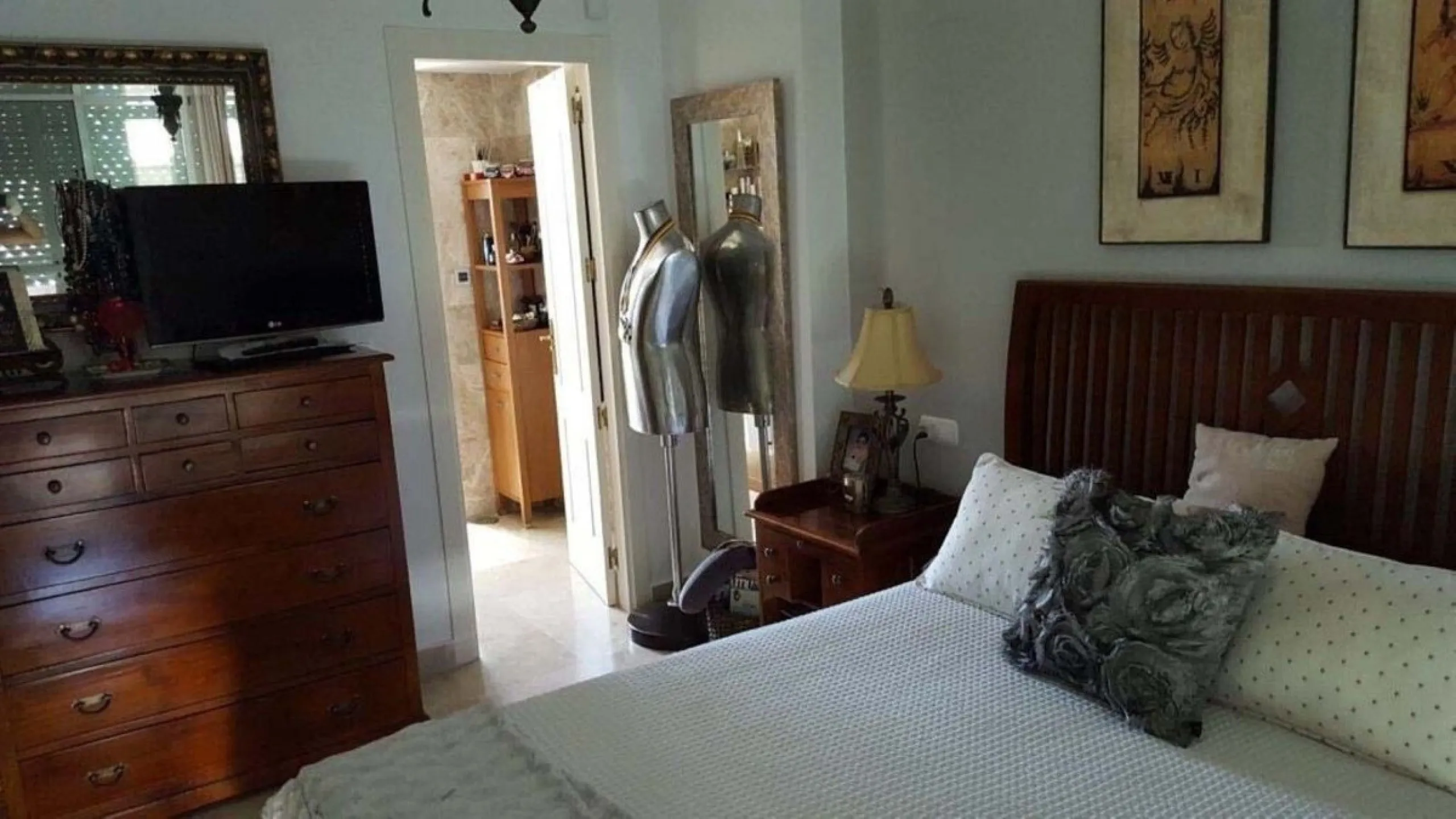 Fantastic townhouse for sale in Los Naranjos. It has 4 bedrooms, 2 bathrooms, guest toilette, spacious lounge and dining area with big porche, fully fitted kitchen, another porche at the entrance and 2 terraces. The complex has very nice pool and garden a