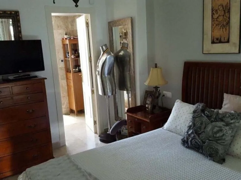 Fantastic townhouse for sale in Los Naranjos. It has 4 bedrooms, 2 bathrooms, guest toilette, spacious lounge and dining area with big porche, fully fitted kitchen, another porche at the entrance and 2 terraces. The complex has very nice pool and garden a