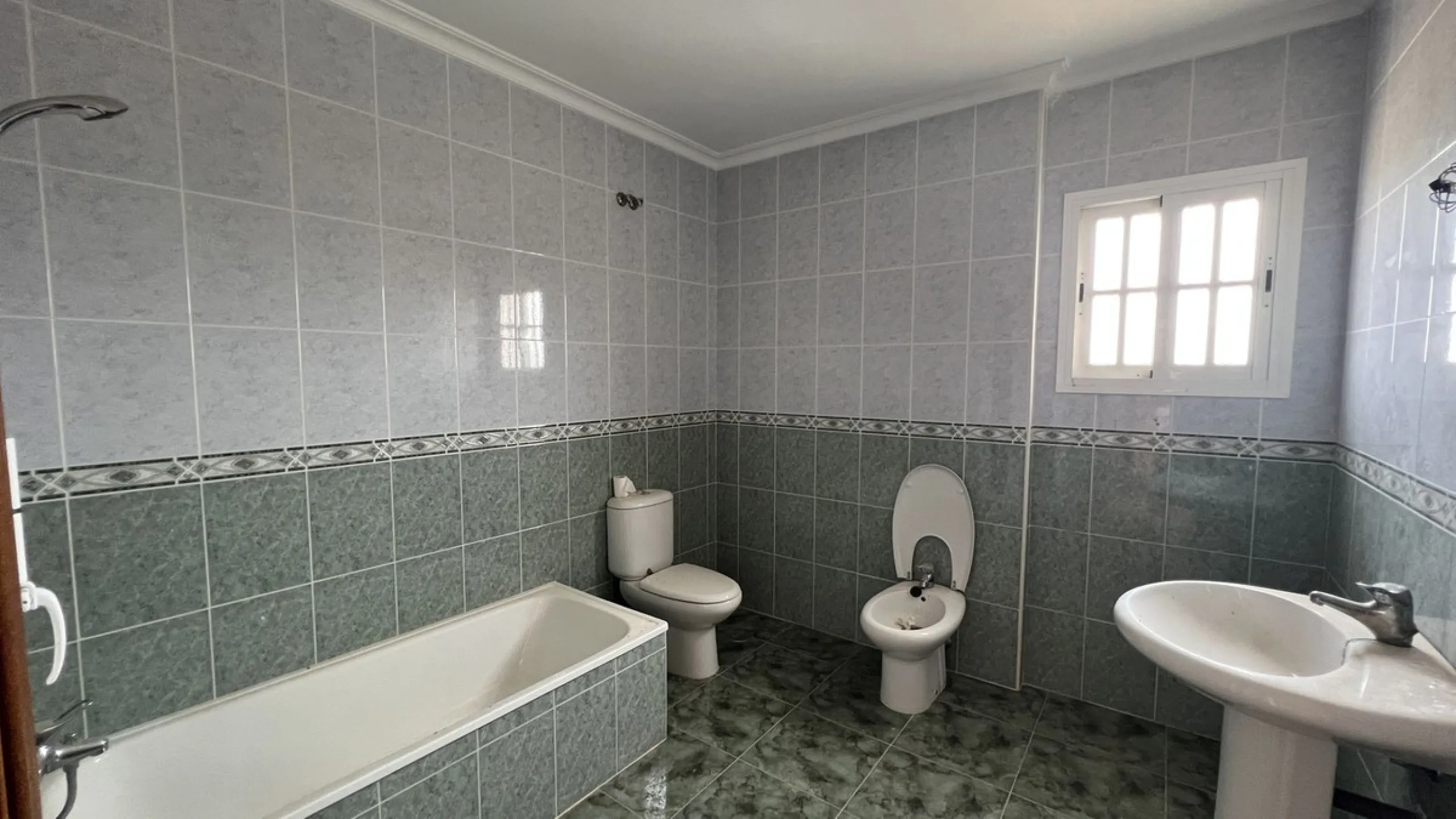 House - Finca - Cortijo в продаже в Alhaurín de la Torre, Málaga. В доме 8 спален и 2 ванных комнат. Площадь дома 489 м². Площадь участка 28447 м²