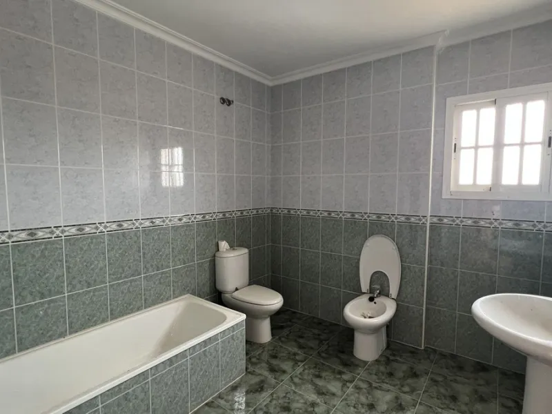 House - Finca - Cortijo в продаже в Alhaurín de la Torre, Málaga. В доме 8 спален и 2 ванных комнат. Площадь дома 489 м². Площадь участка 28447 м²