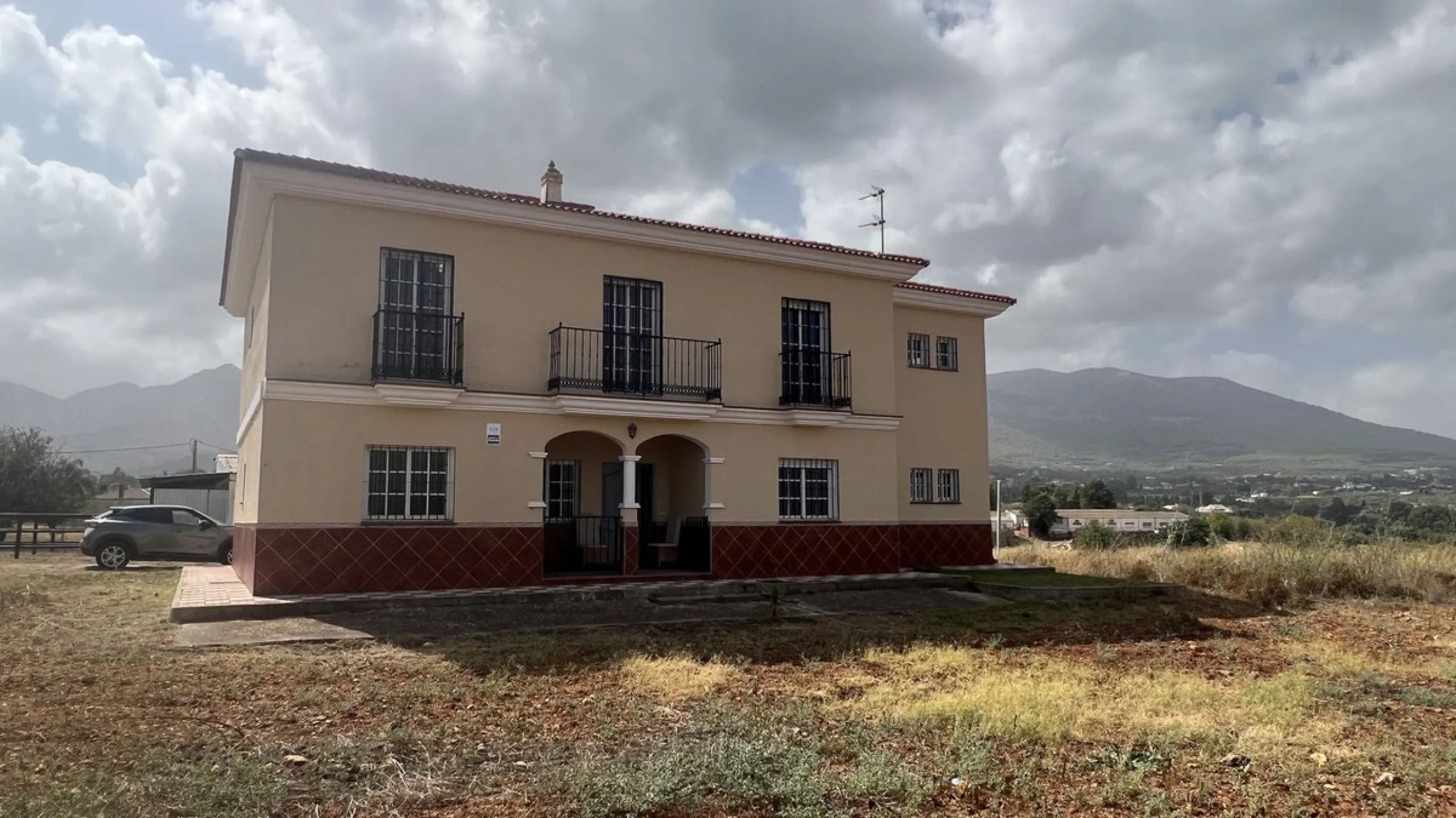 House - Finca - Cortijo в продаже в Alhaurín de la Torre, Málaga. В доме 8 спален и 2 ванных комнат. Площадь дома 489 м². Площадь участка 28447 м²