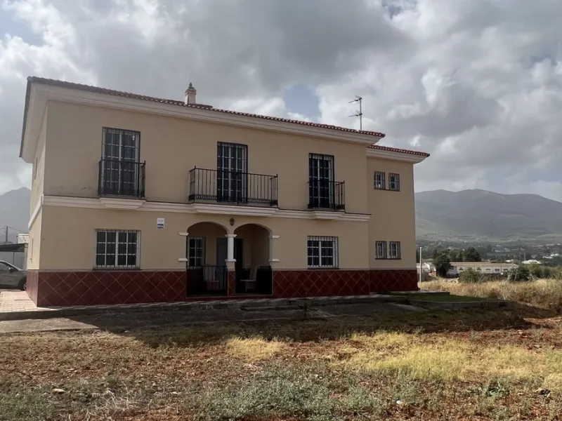 House - Finca - Cortijo в продаже в Alhaurín de la Torre, Málaga. В доме 8 спален и 2 ванных комнат. Площадь дома 489 м². Площадь участка 28447 м²