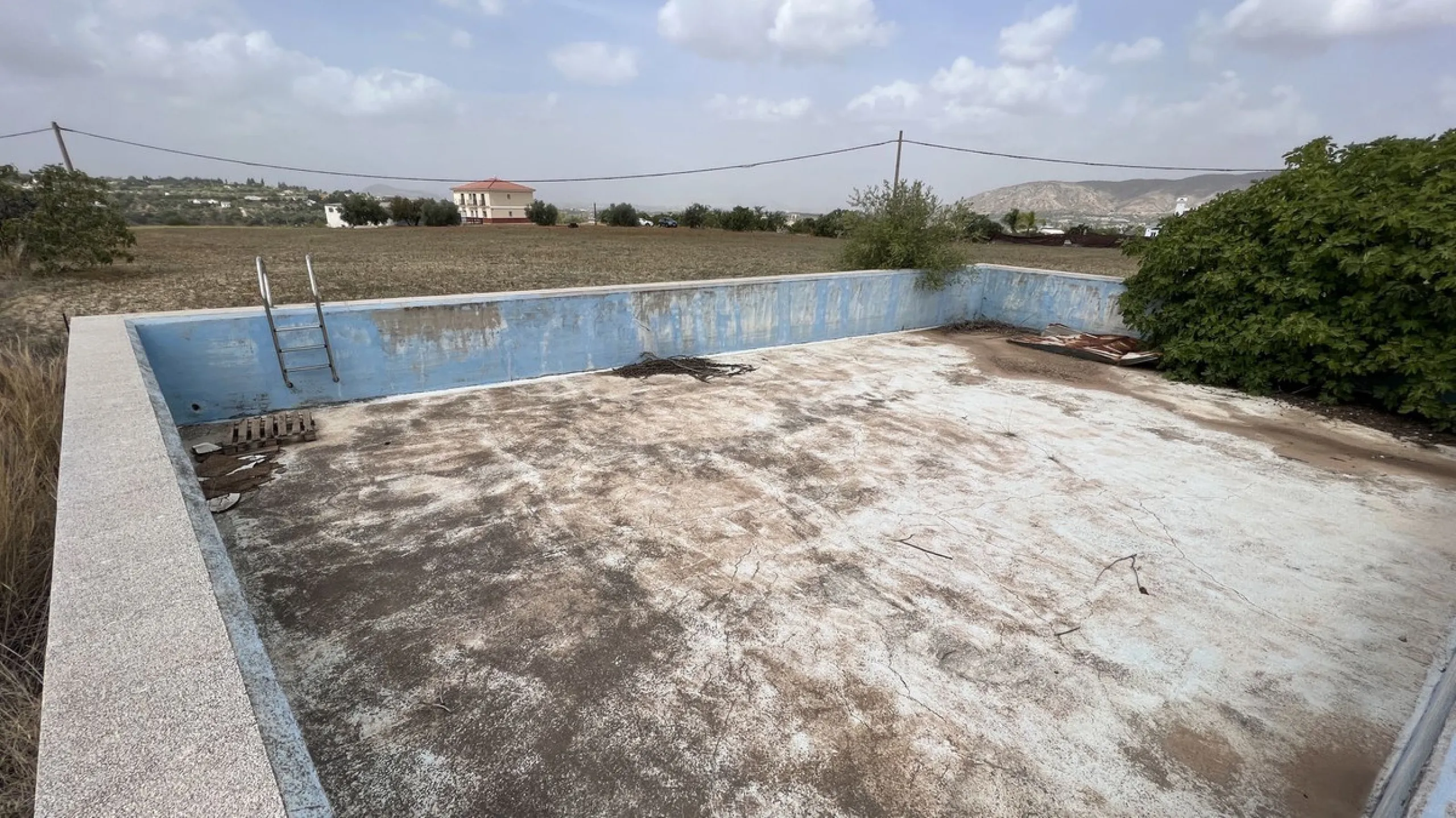 House - Finca - Cortijo в продаже в Alhaurín de la Torre, Málaga. В доме 8 спален и 2 ванных комнат. Площадь дома 489 м². Площадь участка 28447 м²