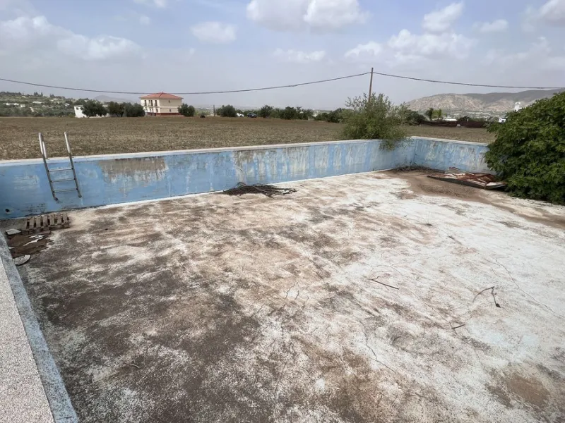 House - Finca - Cortijo в продаже в Alhaurín de la Torre, Málaga. В доме 8 спален и 2 ванных комнат. Площадь дома 489 м². Площадь участка 28447 м²