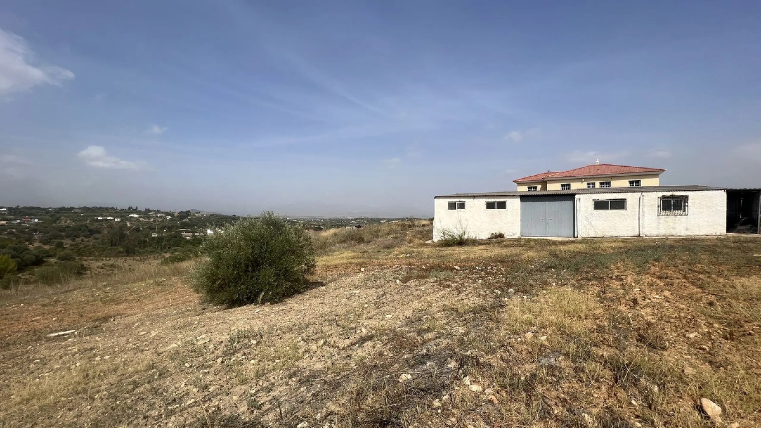 House - Finca - Cortijo в продаже в Alhaurín de la Torre, Málaga. В доме 8 спален и 2 ванных комнат. Площадь дома 489 м². Площадь участка 28447 м²