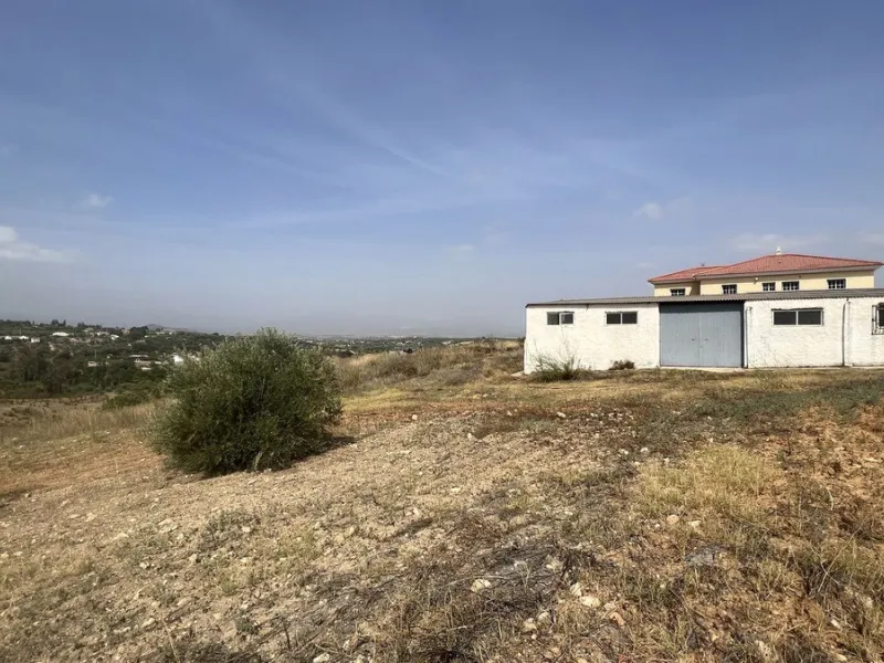 House - Finca - Cortijo в продаже в Alhaurín de la Torre, Málaga. В доме 8 спален и 2 ванных комнат. Площадь дома 489 м². Площадь участка 28447 м²