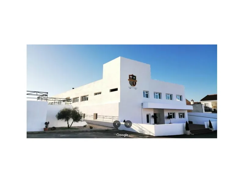 Property built with the idea of housing a private school, which can now be adapted, extended and new buildings constructed, on a plot of 12,692 m2 for rent to buy, with a net buildability of 1.5 m2t/m2s and a ground floor occupation of 60%, of which 2,626