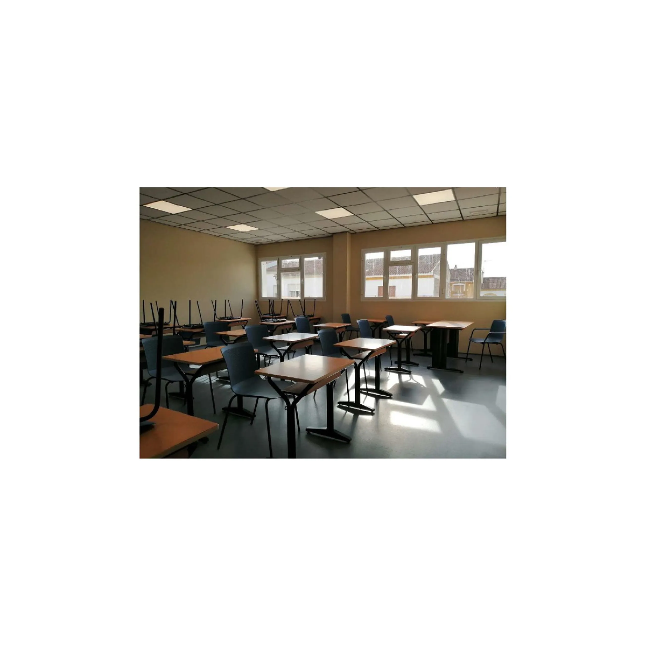 Property built with the idea of housing a private school, which can now be adapted, extended and new buildings constructed, on a plot of 12,692 m2 for rent to buy, with a net buildability of 1.5 m2t/m2s and a ground floor occupation of 60%, of which 2,626