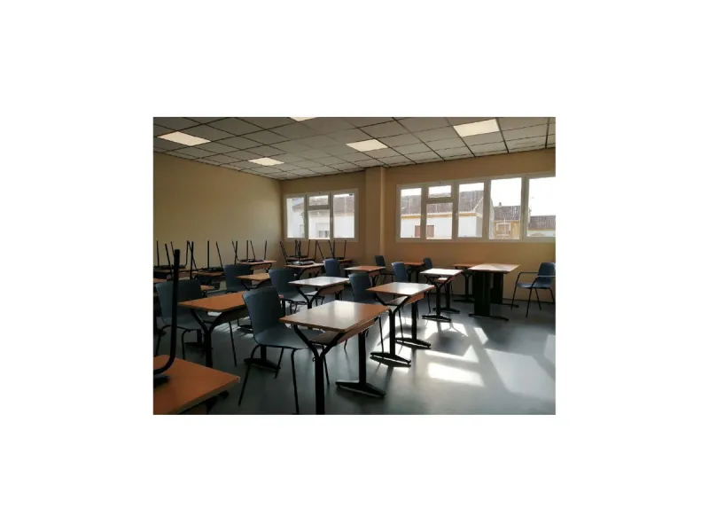 Property built with the idea of housing a private school, which can now be adapted, extended and new buildings constructed, on a plot of 12,692 m2 for rent to buy, with a net buildability of 1.5 m2t/m2s and a ground floor occupation of 60%, of which 2,626