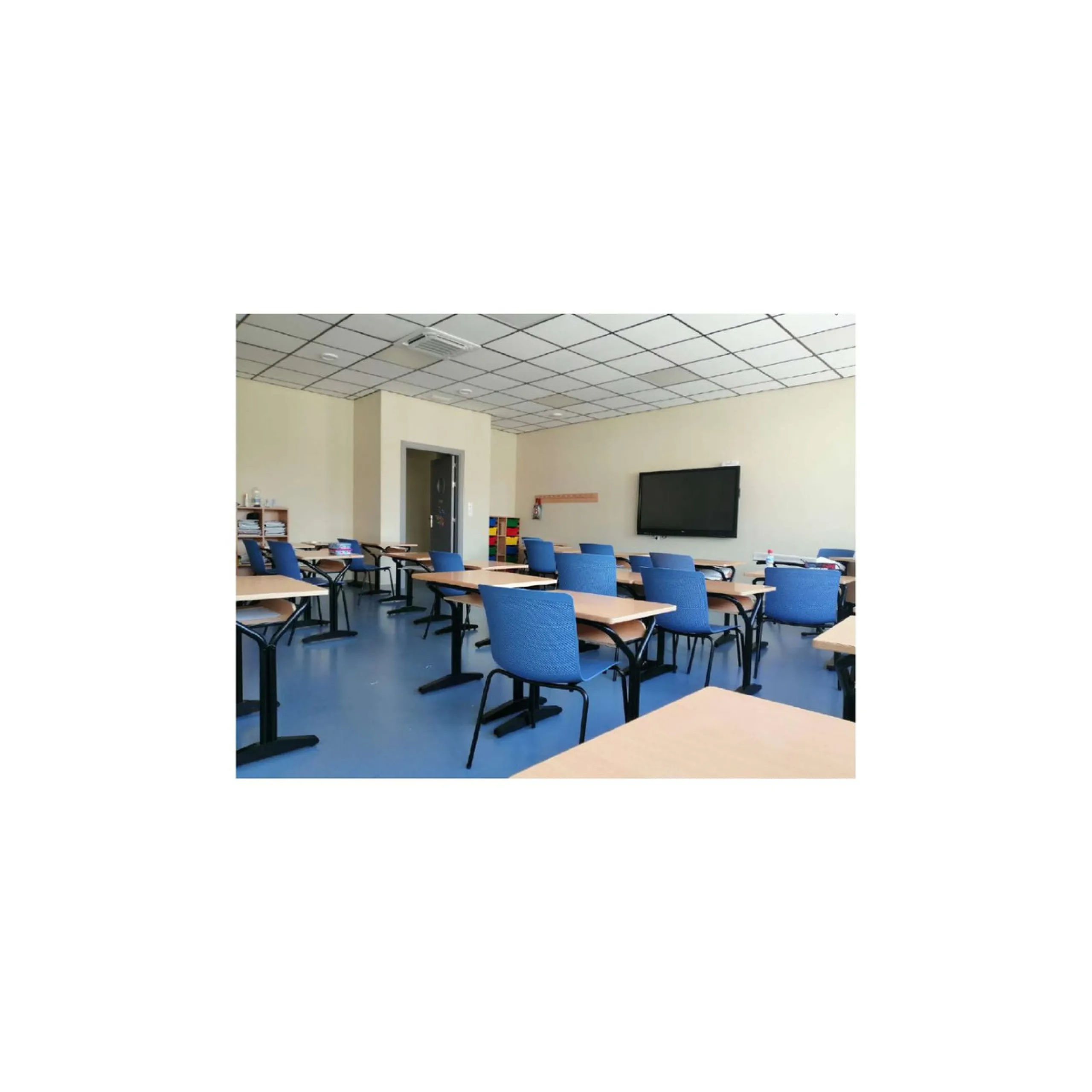 Property built with the idea of housing a private school, which can now be adapted, extended and new buildings constructed, on a plot of 12,692 m2 for rent to buy, with a net buildability of 1.5 m2t/m2s and a ground floor occupation of 60%, of which 2,626