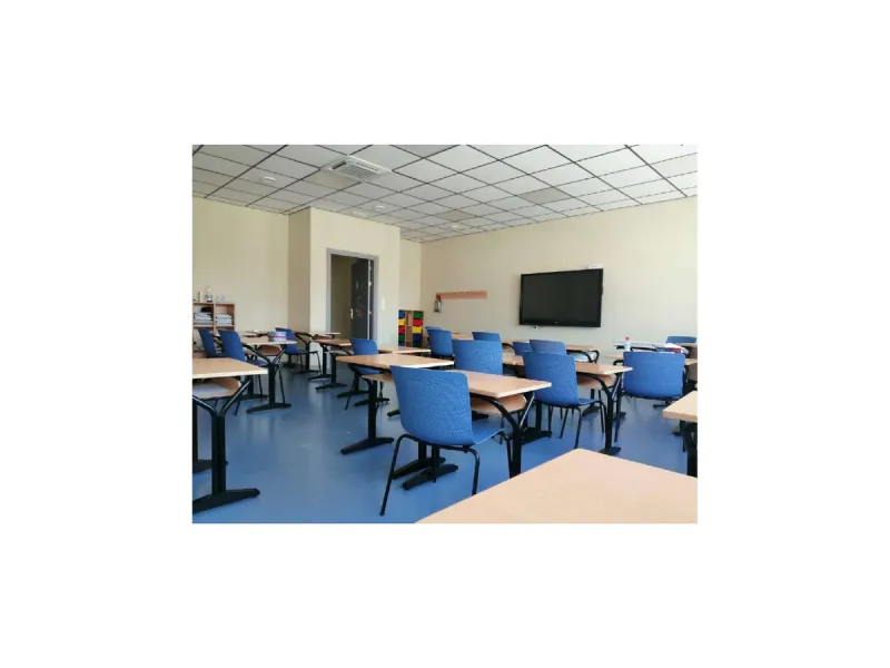 Property built with the idea of housing a private school, which can now be adapted, extended and new buildings constructed, on a plot of 12,692 m2 for rent to buy, with a net buildability of 1.5 m2t/m2s and a ground floor occupation of 60%, of which 2,626