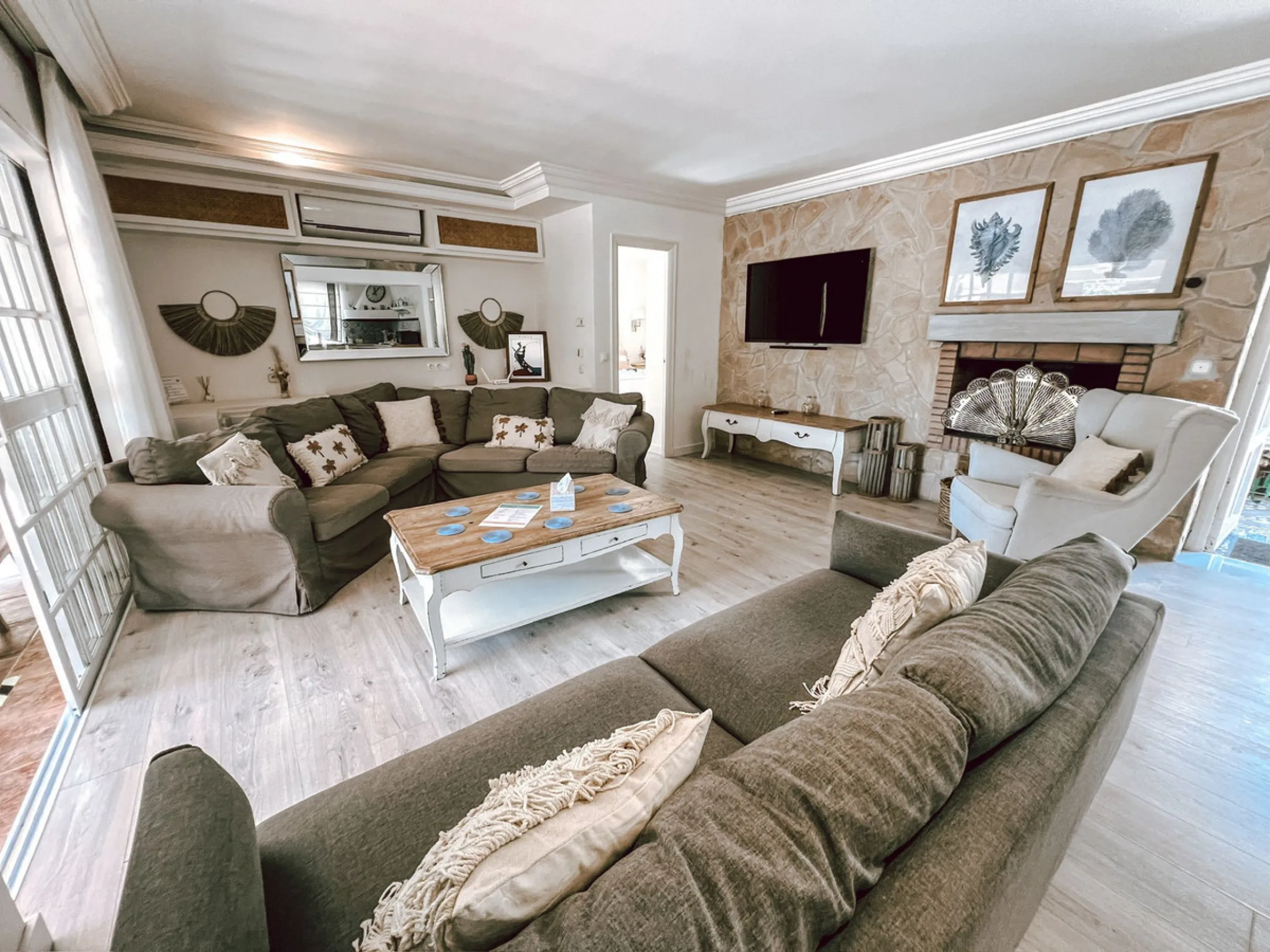 Diese außergewöhnliche Villa in der begehrten Wohngegend Los Jazmines von San Pedro de Alcantara, Malaga, bietet eine ausgezeichnete Gelegenheit für Wohnzwecke oder eine rentable Investition. Das Objekt verfügt über einen gültigen