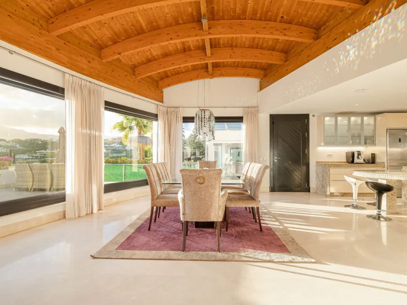 This exceptional eight-bedroom villa is located in the prestigious gated community of Los Flamingos, offering an unparalleled blend of elegance, comfort, and breathtaking views. Positioned on a rare double plot, the property boasts uninterrupted panoramic