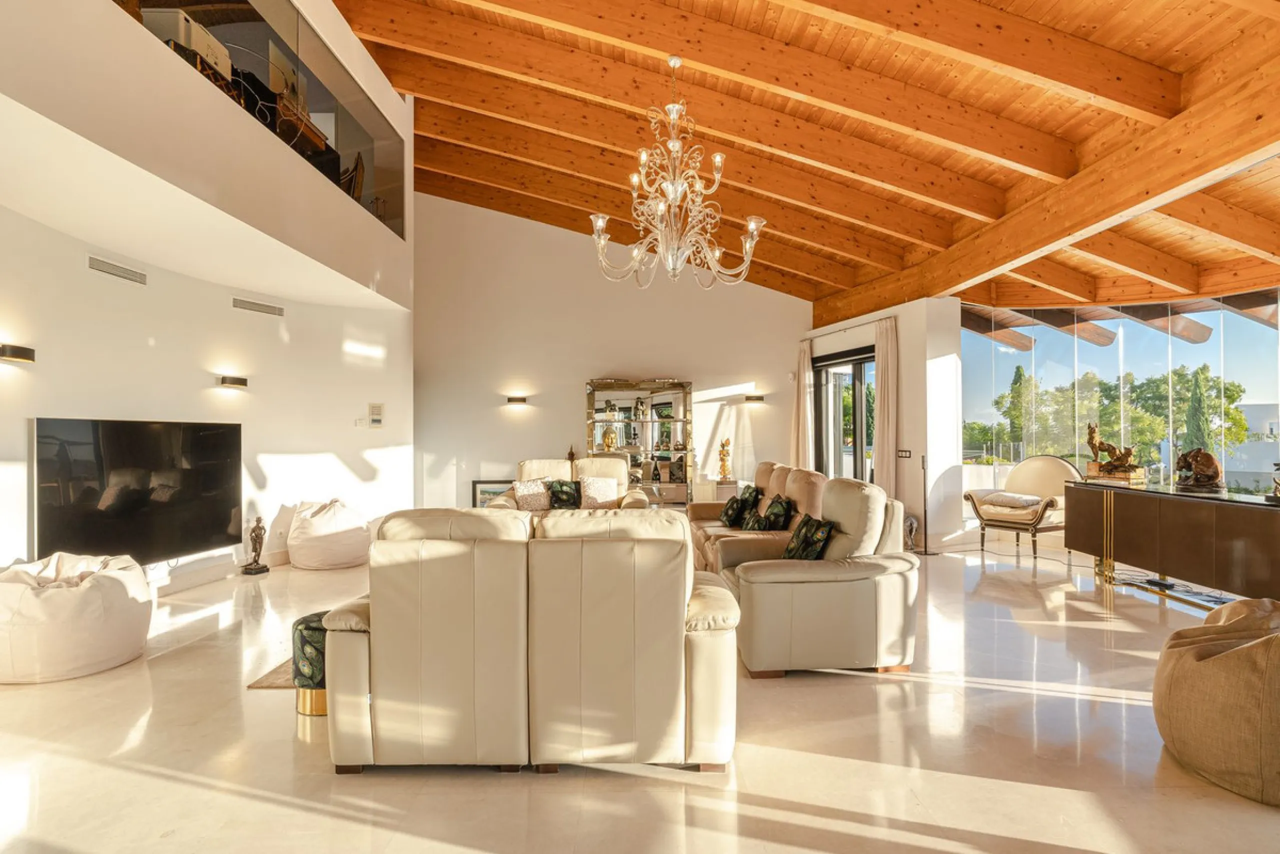 This exceptional eight-bedroom villa is located in the prestigious gated community of Los Flamingos, offering an unparalleled blend of elegance, comfort, and breathtaking views. Positioned on a rare double plot, the property boasts uninterrupted panoramic