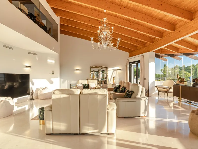 This exceptional eight-bedroom villa is located in the prestigious gated community of Los Flamingos, offering an unparalleled blend of elegance, comfort, and breathtaking views. Positioned on a rare double plot, the property boasts uninterrupted panoramic
