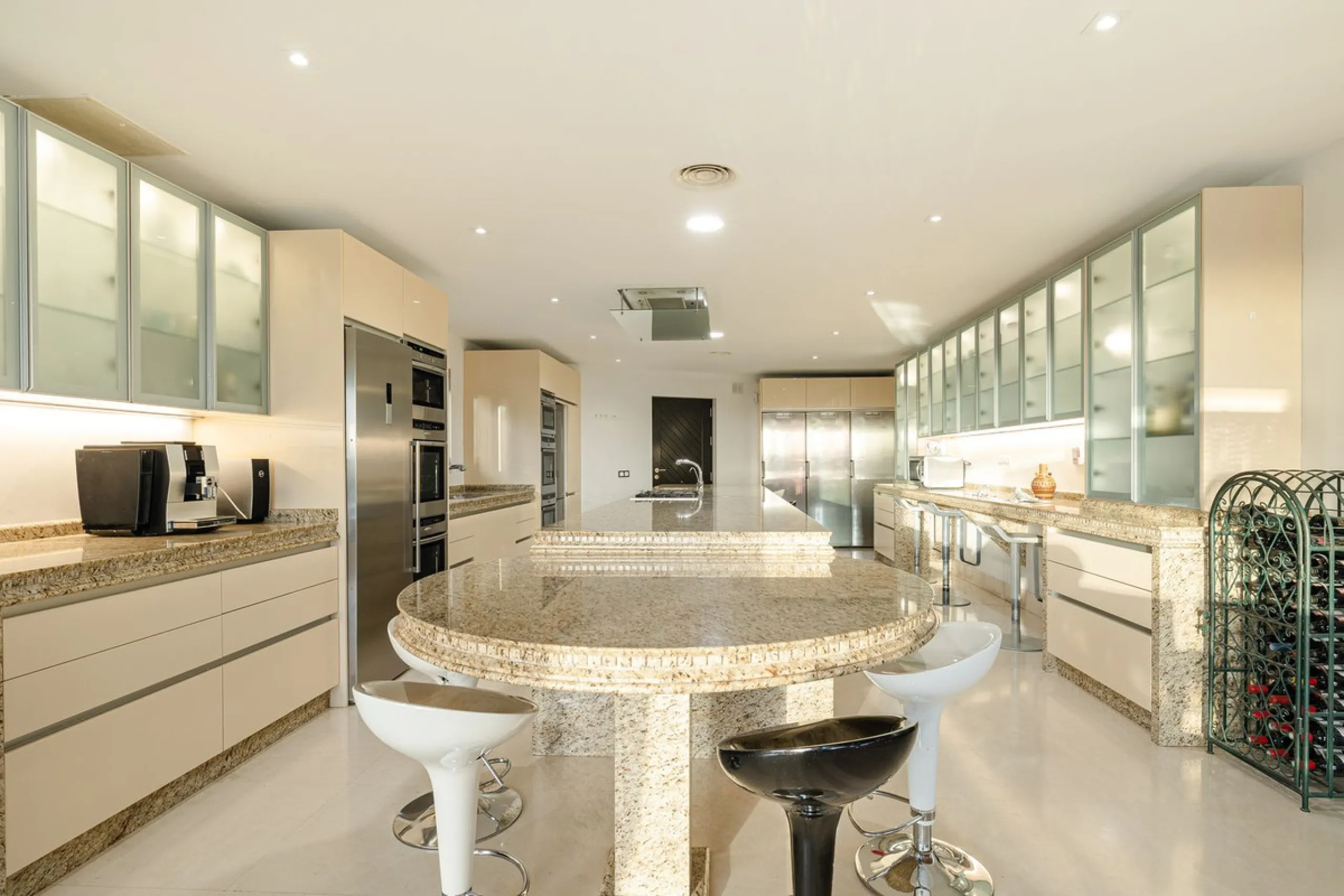 This exceptional eight-bedroom villa is located in the prestigious gated community of Los Flamingos, offering an unparalleled blend of elegance, comfort, and breathtaking views. Positioned on a rare double plot, the property boasts uninterrupted panoramic