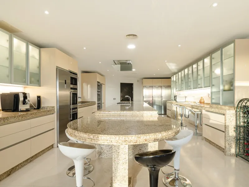 This exceptional eight-bedroom villa is located in the prestigious gated community of Los Flamingos, offering an unparalleled blend of elegance, comfort, and breathtaking views. Positioned on a rare double plot, the property boasts uninterrupted panoramic