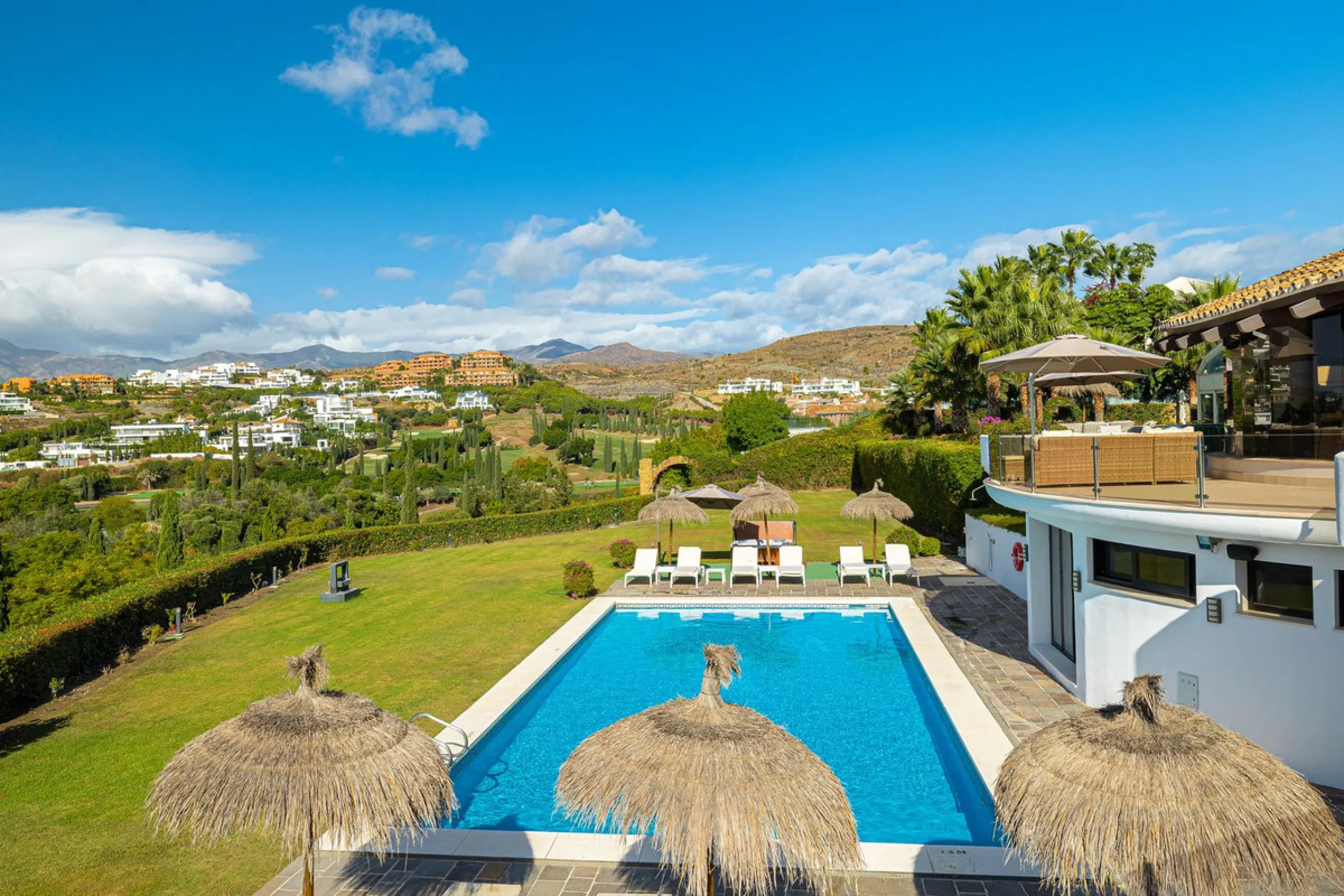 This exceptional eight-bedroom villa is located in the prestigious gated community of Los Flamingos, offering an unparalleled blend of elegance, comfort, and breathtaking views. Positioned on a rare double plot, the property boasts uninterrupted panoramic