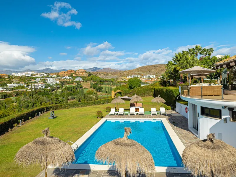 This exceptional eight-bedroom villa is located in the prestigious gated community of Los Flamingos, offering an unparalleled blend of elegance, comfort, and breathtaking views. Positioned on a rare double plot, the property boasts uninterrupted panoramic