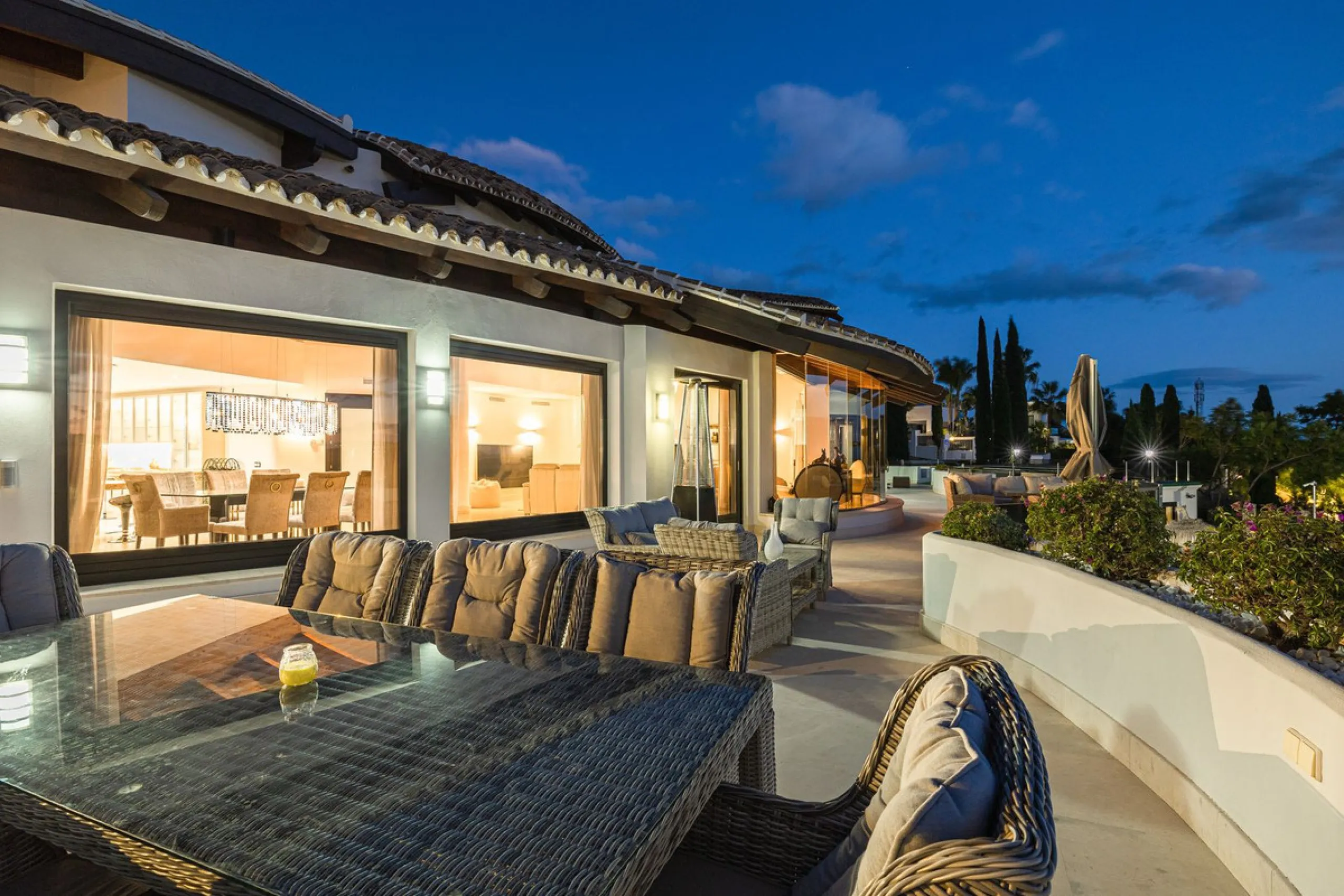 This exceptional eight-bedroom villa is located in the prestigious gated community of Los Flamingos, offering an unparalleled blend of elegance, comfort, and breathtaking views. Positioned on a rare double plot, the property boasts uninterrupted panoramic