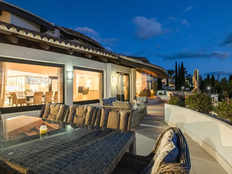 This exceptional eight-bedroom villa is located in the prestigious gated community of Los Flamingos, offering an unparalleled blend of elegance, comfort, and breathtaking views. Positioned on a rare double plot, the property boasts uninterrupted panoramic