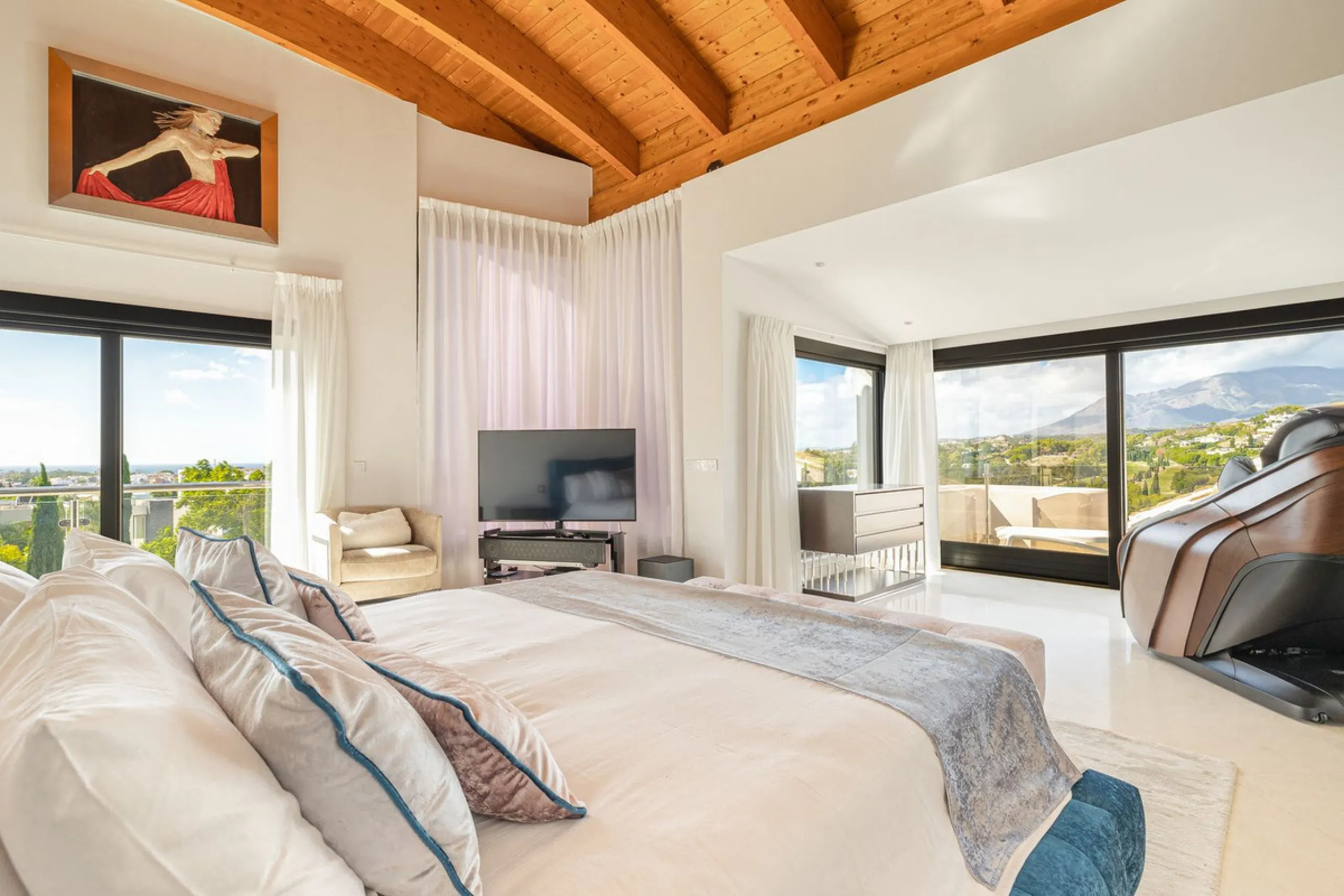 This exceptional eight-bedroom villa is located in the prestigious gated community of Los Flamingos, offering an unparalleled blend of elegance, comfort, and breathtaking views. Positioned on a rare double plot, the property boasts uninterrupted panoramic