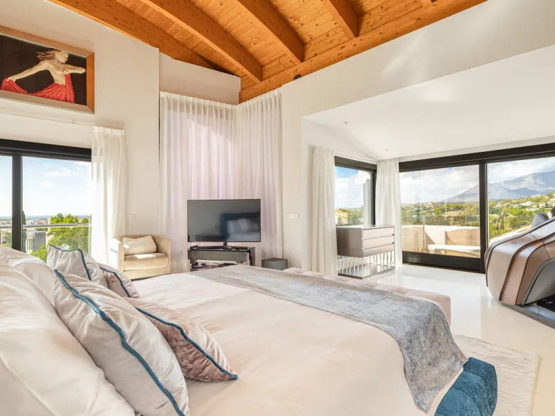 This exceptional eight-bedroom villa is located in the prestigious gated community of Los Flamingos, offering an unparalleled blend of elegance, comfort, and breathtaking views. Positioned on a rare double plot, the property boasts uninterrupted panoramic