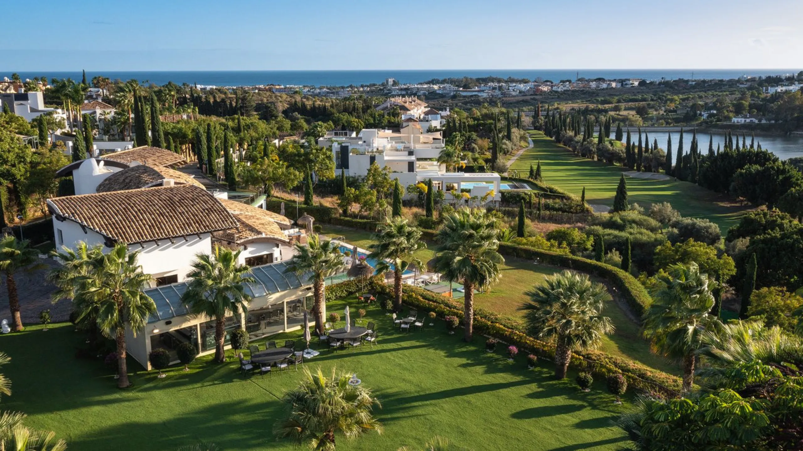 This exceptional eight-bedroom villa is located in the prestigious gated community of Los Flamingos, offering an unparalleled blend of elegance, comfort, and breathtaking views. Positioned on a rare double plot, the property boasts uninterrupted panoramic