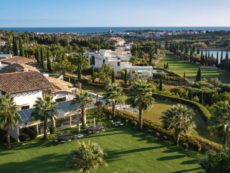 This exceptional eight-bedroom villa is located in the prestigious gated community of Los Flamingos, offering an unparalleled blend of elegance, comfort, and breathtaking views. Positioned on a rare double plot, the property boasts uninterrupted panoramic