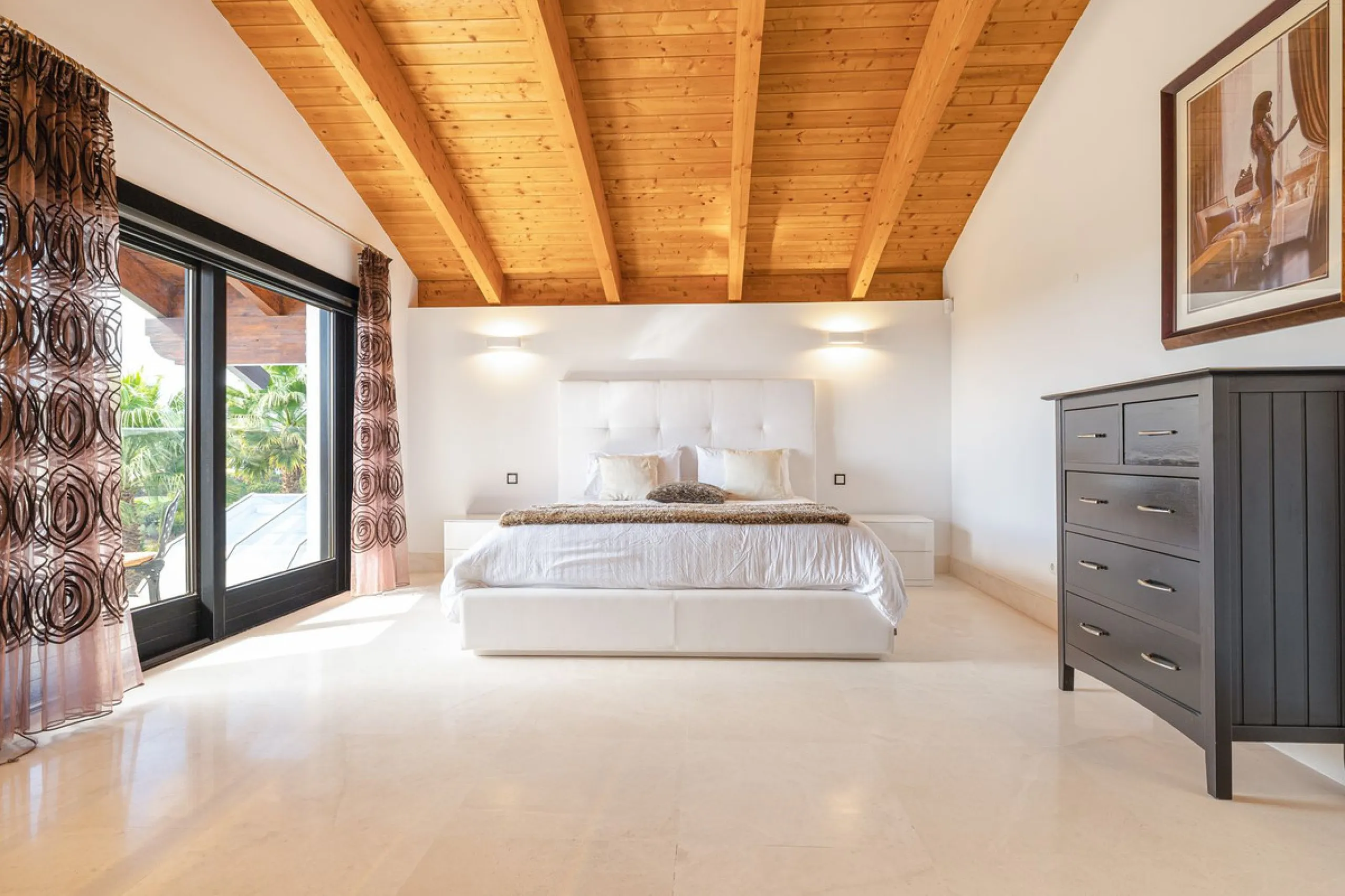 This exceptional eight-bedroom villa is located in the prestigious gated community of Los Flamingos, offering an unparalleled blend of elegance, comfort, and breathtaking views. Positioned on a rare double plot, the property boasts uninterrupted panoramic