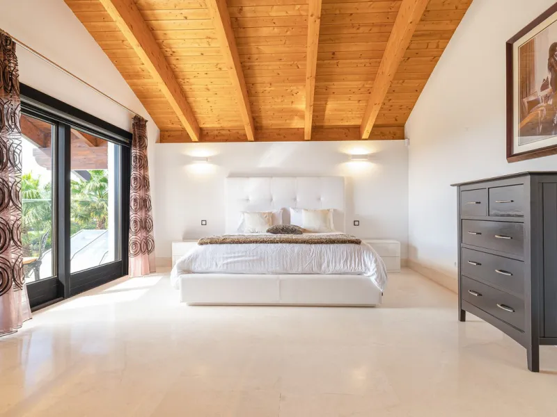 This exceptional eight-bedroom villa is located in the prestigious gated community of Los Flamingos, offering an unparalleled blend of elegance, comfort, and breathtaking views. Positioned on a rare double plot, the property boasts uninterrupted panoramic