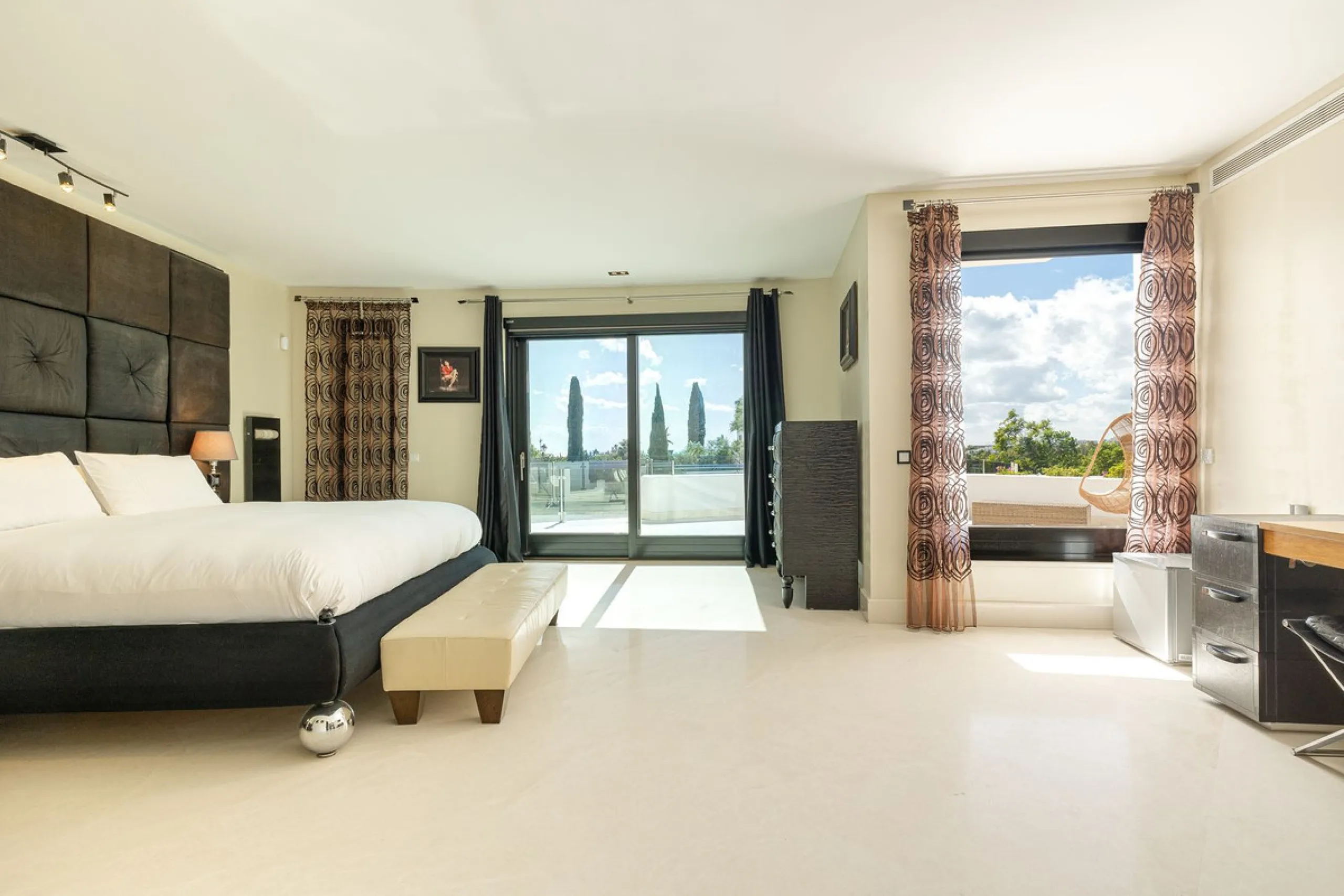 This exceptional eight-bedroom villa is located in the prestigious gated community of Los Flamingos, offering an unparalleled blend of elegance, comfort, and breathtaking views. Positioned on a rare double plot, the property boasts uninterrupted panoramic