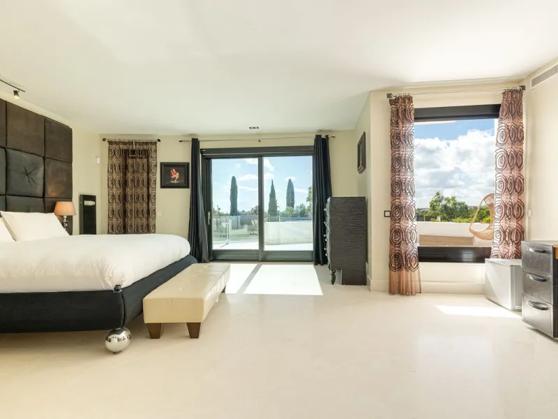 This exceptional eight-bedroom villa is located in the prestigious gated community of Los Flamingos, offering an unparalleled blend of elegance, comfort, and breathtaking views. Positioned on a rare double plot, the property boasts uninterrupted panoramic