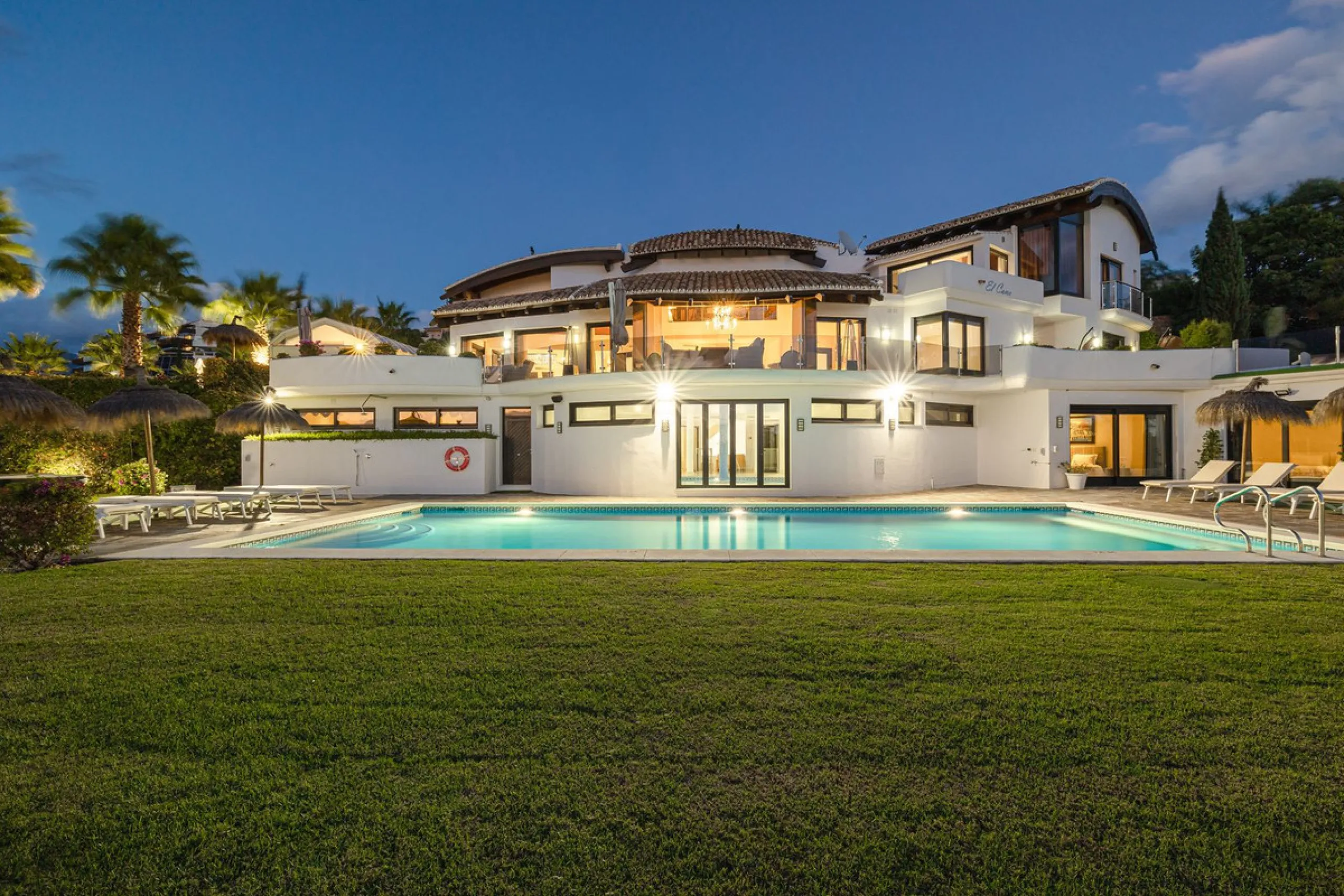 This exceptional eight-bedroom villa is located in the prestigious gated community of Los Flamingos, offering an unparalleled blend of elegance, comfort, and breathtaking views. Positioned on a rare double plot, the property boasts uninterrupted panoramic