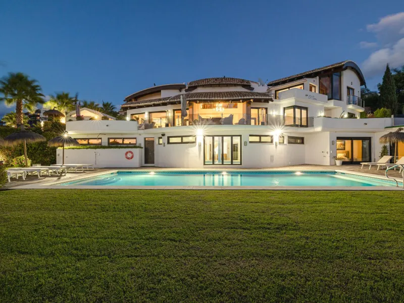 This exceptional eight-bedroom villa is located in the prestigious gated community of Los Flamingos, offering an unparalleled blend of elegance, comfort, and breathtaking views. Positioned on a rare double plot, the property boasts uninterrupted panoramic