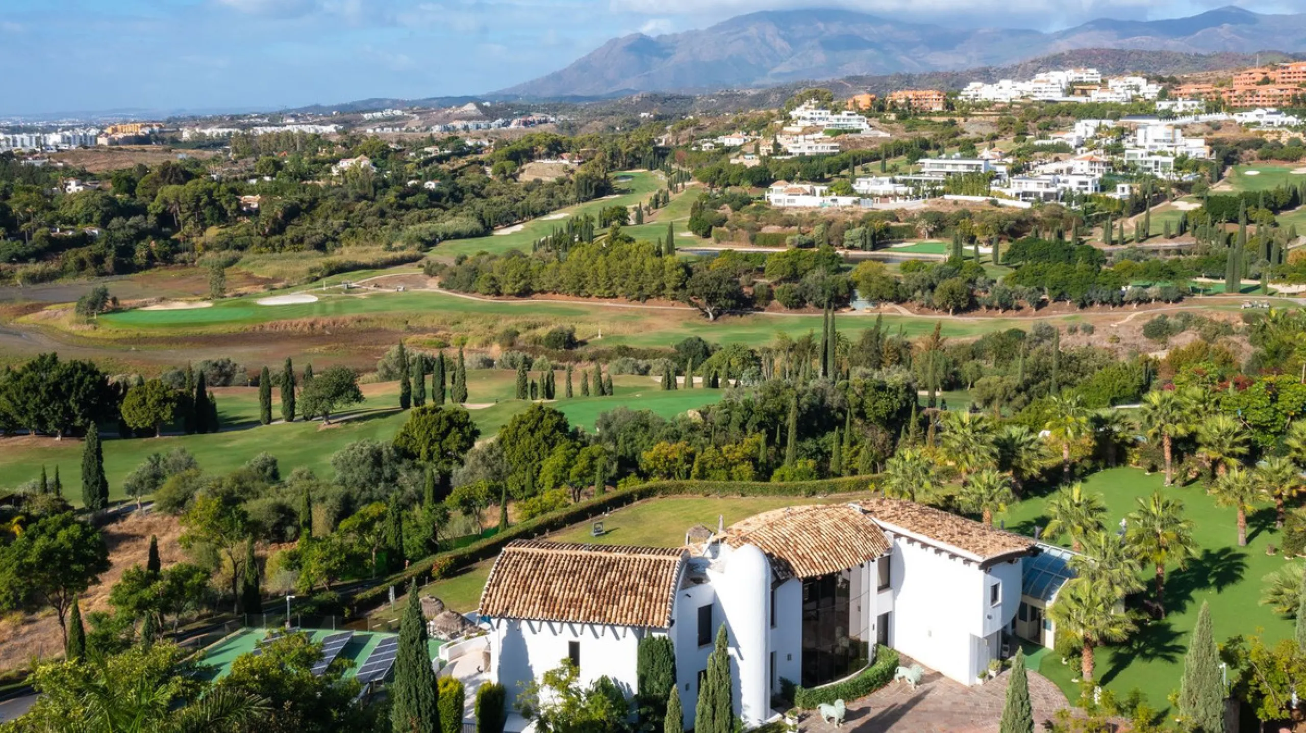 This exceptional eight-bedroom villa is located in the prestigious gated community of Los Flamingos, offering an unparalleled blend of elegance, comfort, and breathtaking views. Positioned on a rare double plot, the property boasts uninterrupted panoramic