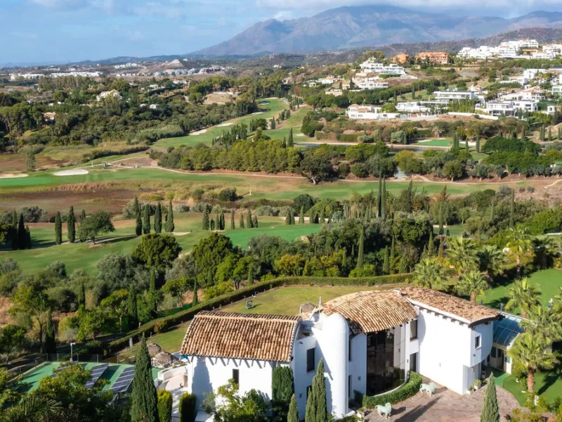 This exceptional eight-bedroom villa is located in the prestigious gated community of Los Flamingos, offering an unparalleled blend of elegance, comfort, and breathtaking views. Positioned on a rare double plot, the property boasts uninterrupted panoramic