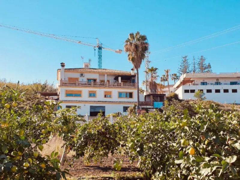 Large house in the centre of Cancelada with almost 4,000 m2 of land around it.