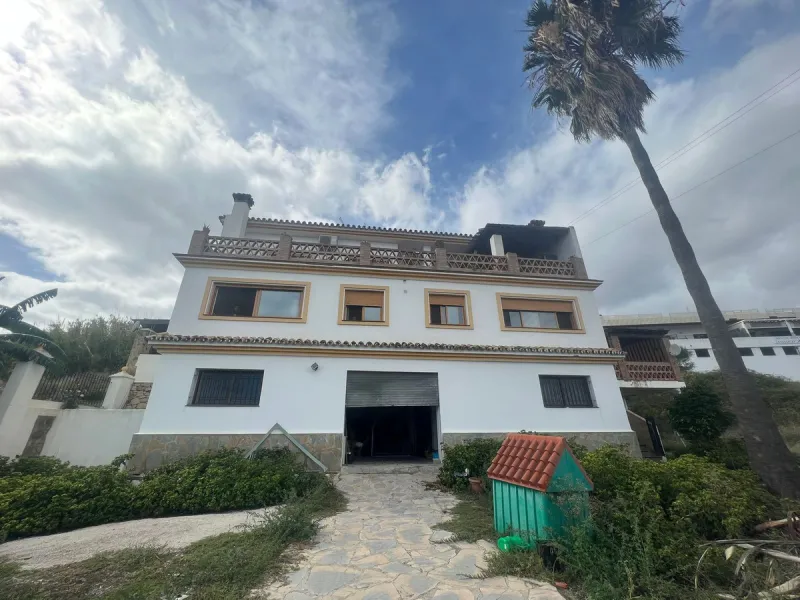 Large house in the centre of Cancelada with almost 4,000 m2 of land around it.