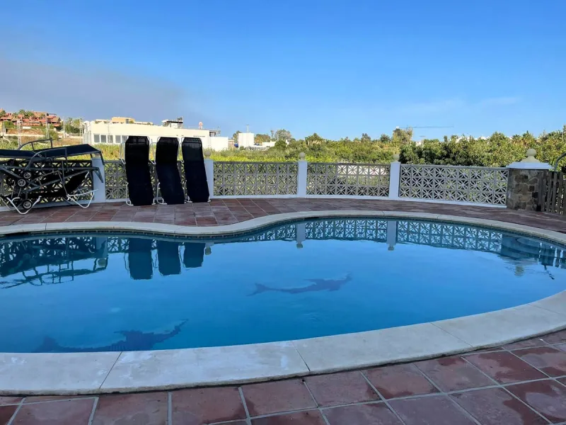 Large house in the centre of Cancelada with almost 4,000 m2 of land around it.