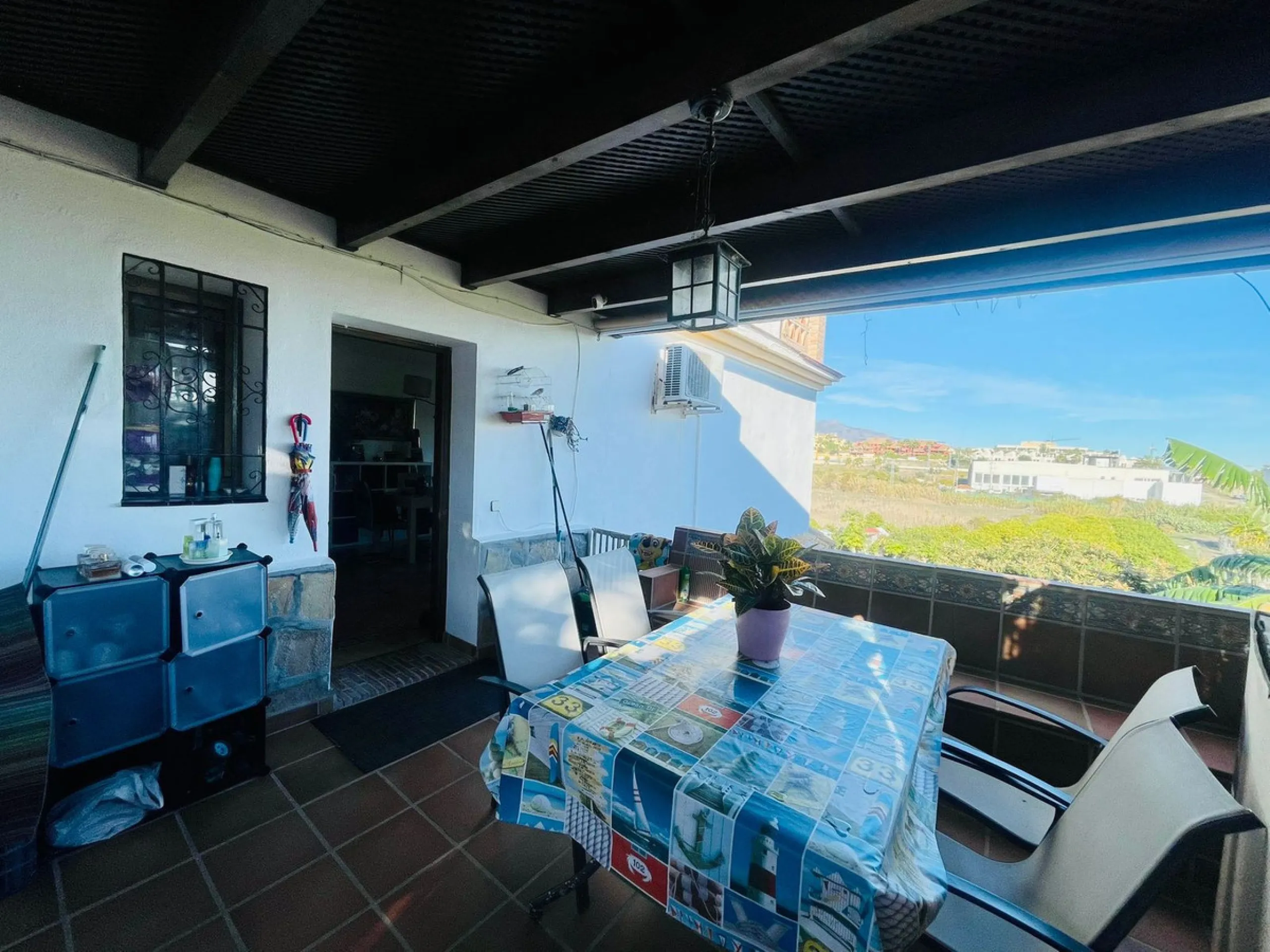 Large house in the centre of Cancelada with almost 4,000 m2 of land around it.