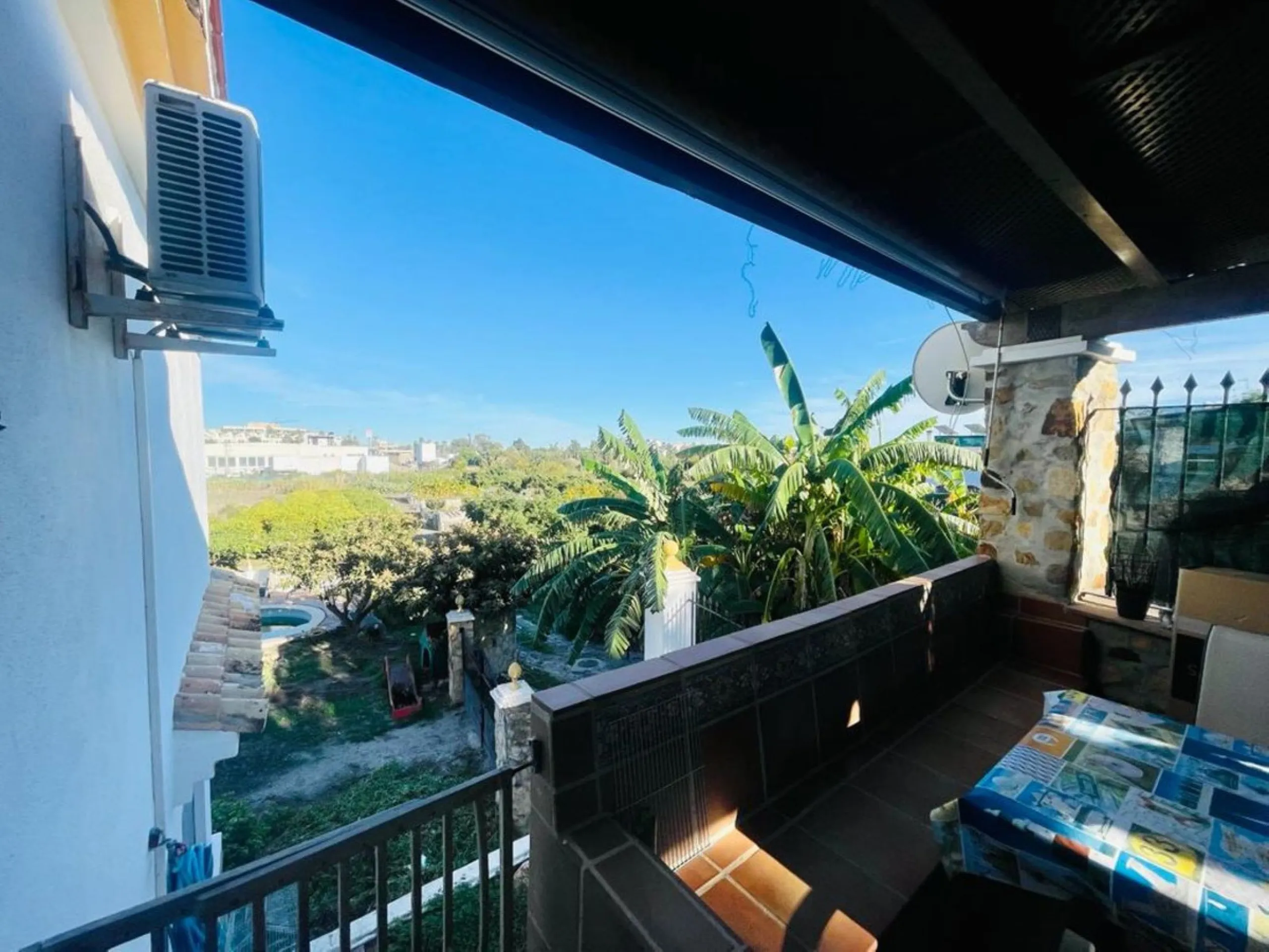 Large house in the centre of Cancelada with almost 4,000 m2 of land around it.