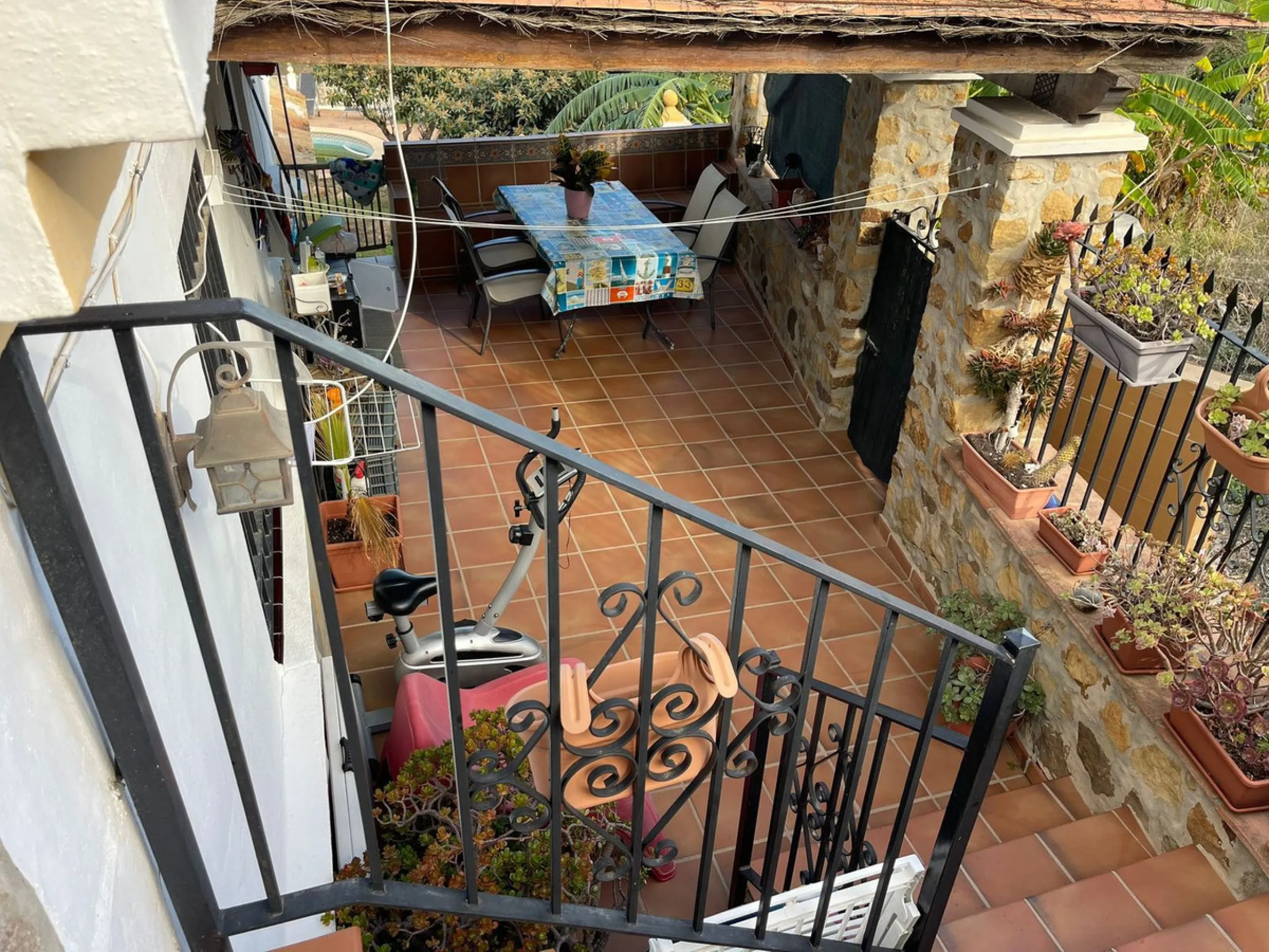 Large house in the centre of Cancelada with almost 4,000 m2 of land around it.