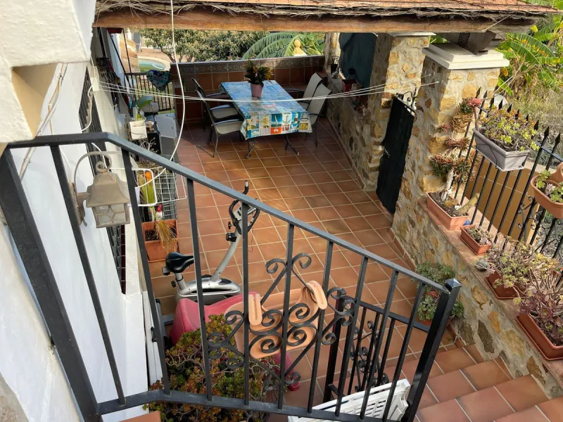 Large house in the centre of Cancelada with almost 4,000 m2 of land around it.