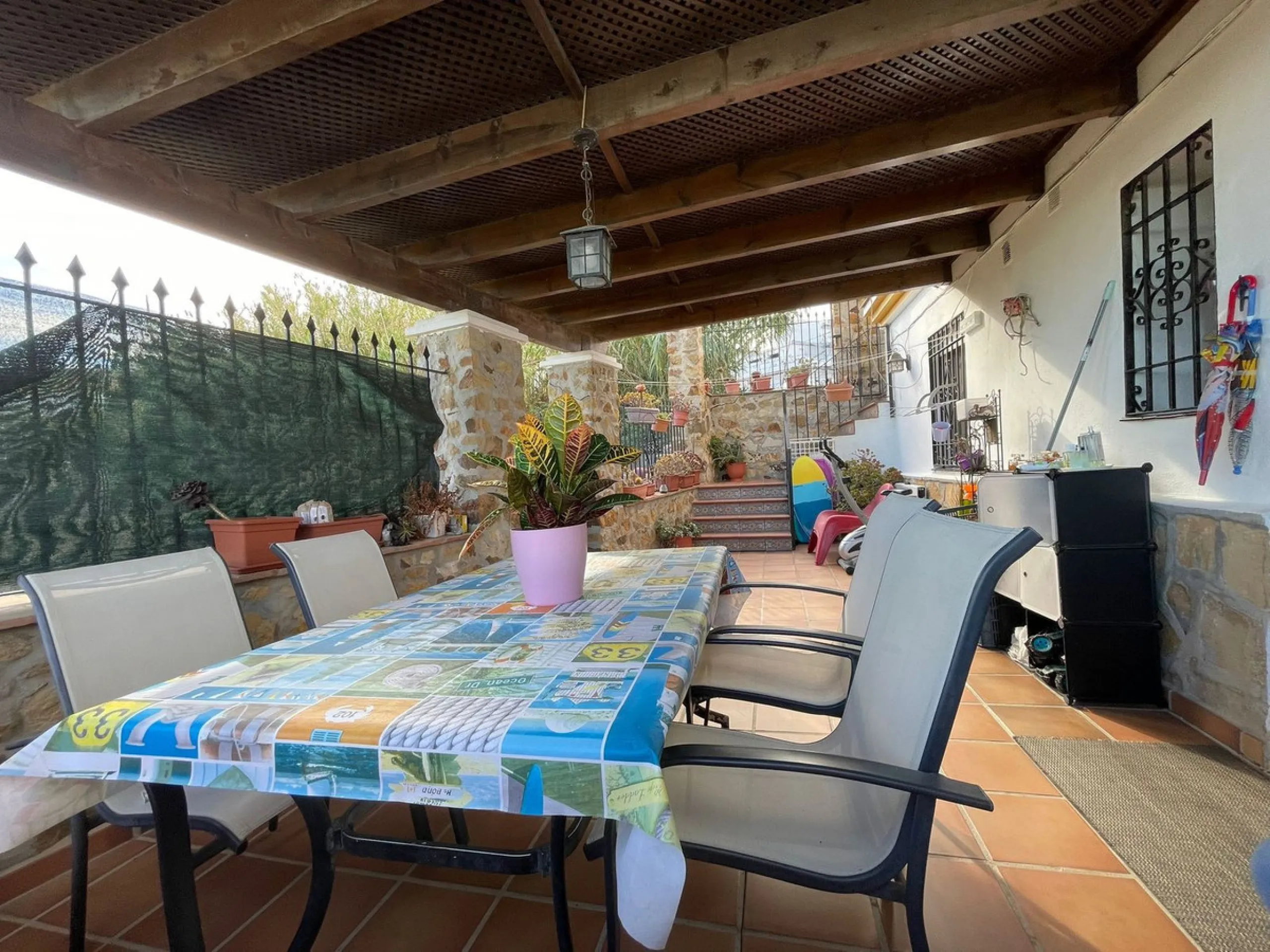 Large house in the centre of Cancelada with almost 4,000 m2 of land around it.