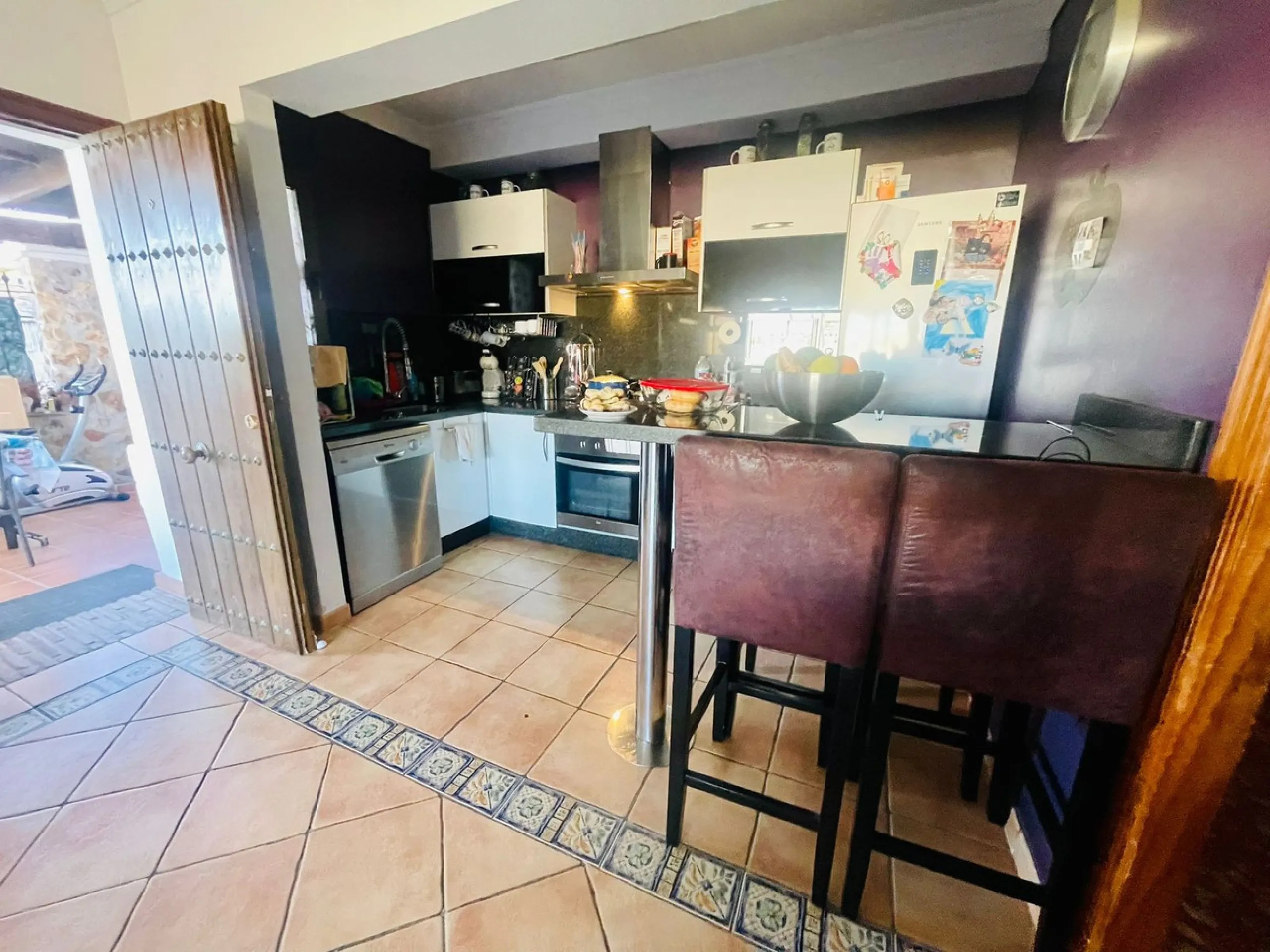 Large house in the centre of Cancelada with almost 4,000 m2 of land around it.