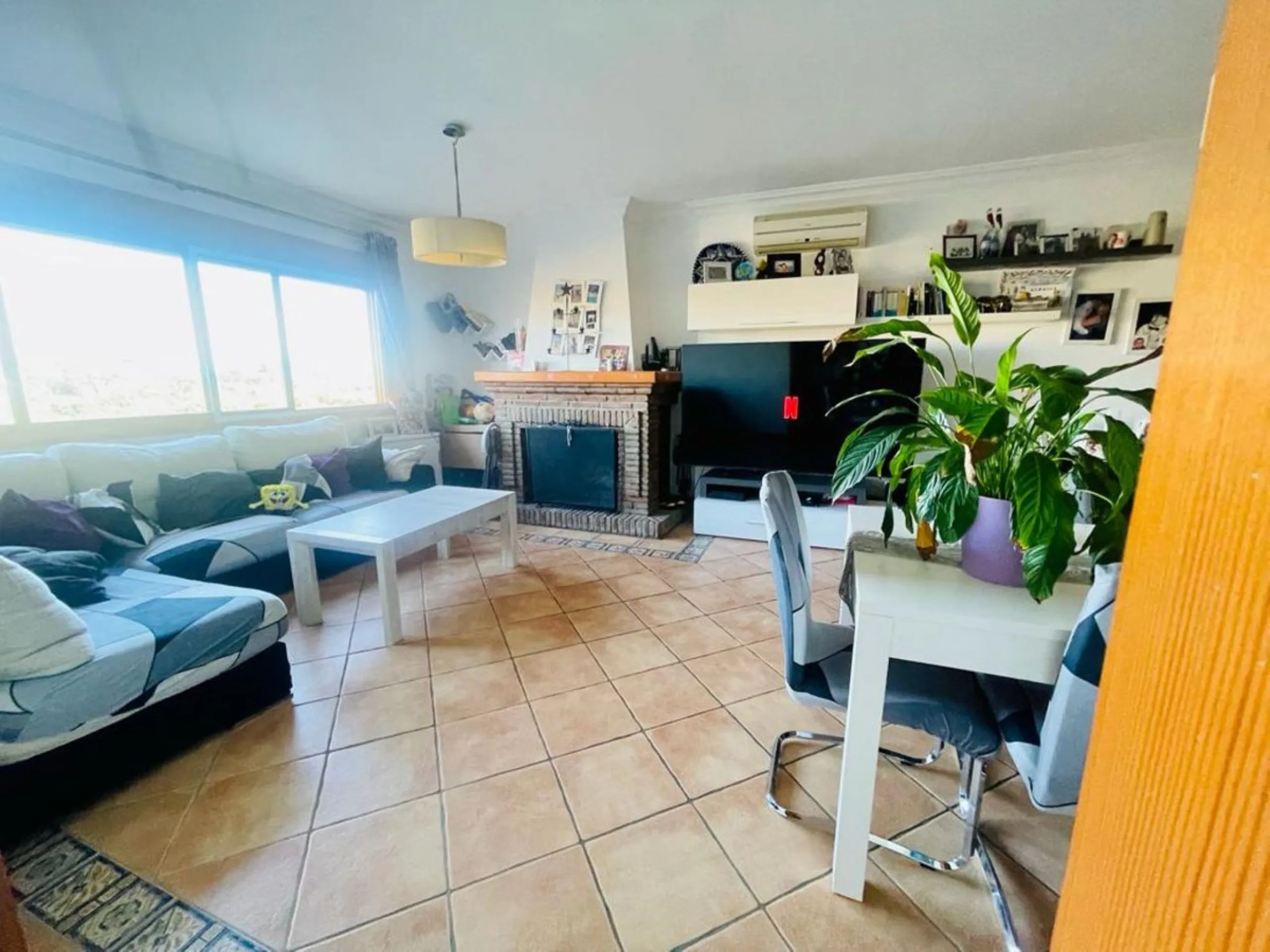 Large house in the centre of Cancelada with almost 4,000 m2 of land around it.
