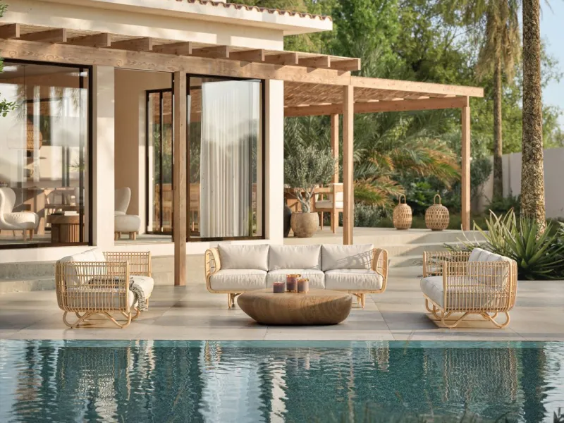 Imagine owning a detached villa in Marbella where elegance meets comfort. This home features 4 bedrooms, 4 bathrooms, an infinity-edge pool, a landscaped private garden, and 114 m² of terraces, perfect for soaking up the sun or entertaining friends and fa